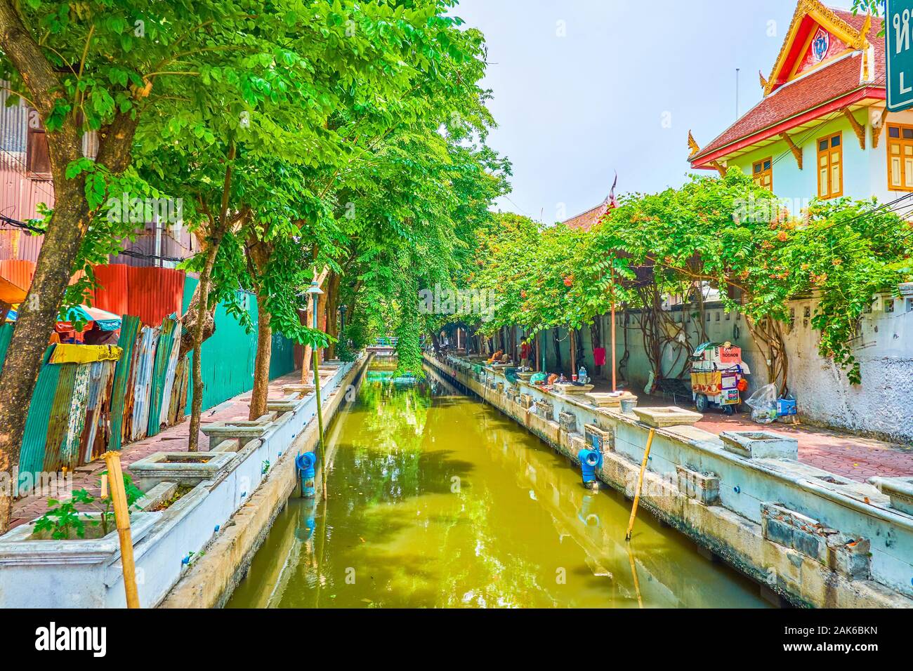 BANGKOK, THAILAND - 15 April, 2019: Die schattigen Ufer der armen Wohnviertel im Zentrum von Bangkok entlang Rop Krung canal Nachbar mit schönen Stockfoto