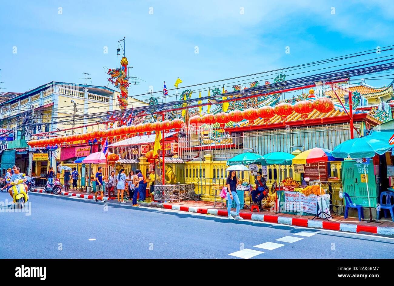 BANGKOK, THAILAND - 15 April, 2019: Das alte San Chaopho Suea Schrein mit hängenden Laternen ist einer der bekanntesten chinesischen Schreine in Bangkok, auf der Apr Stockfoto