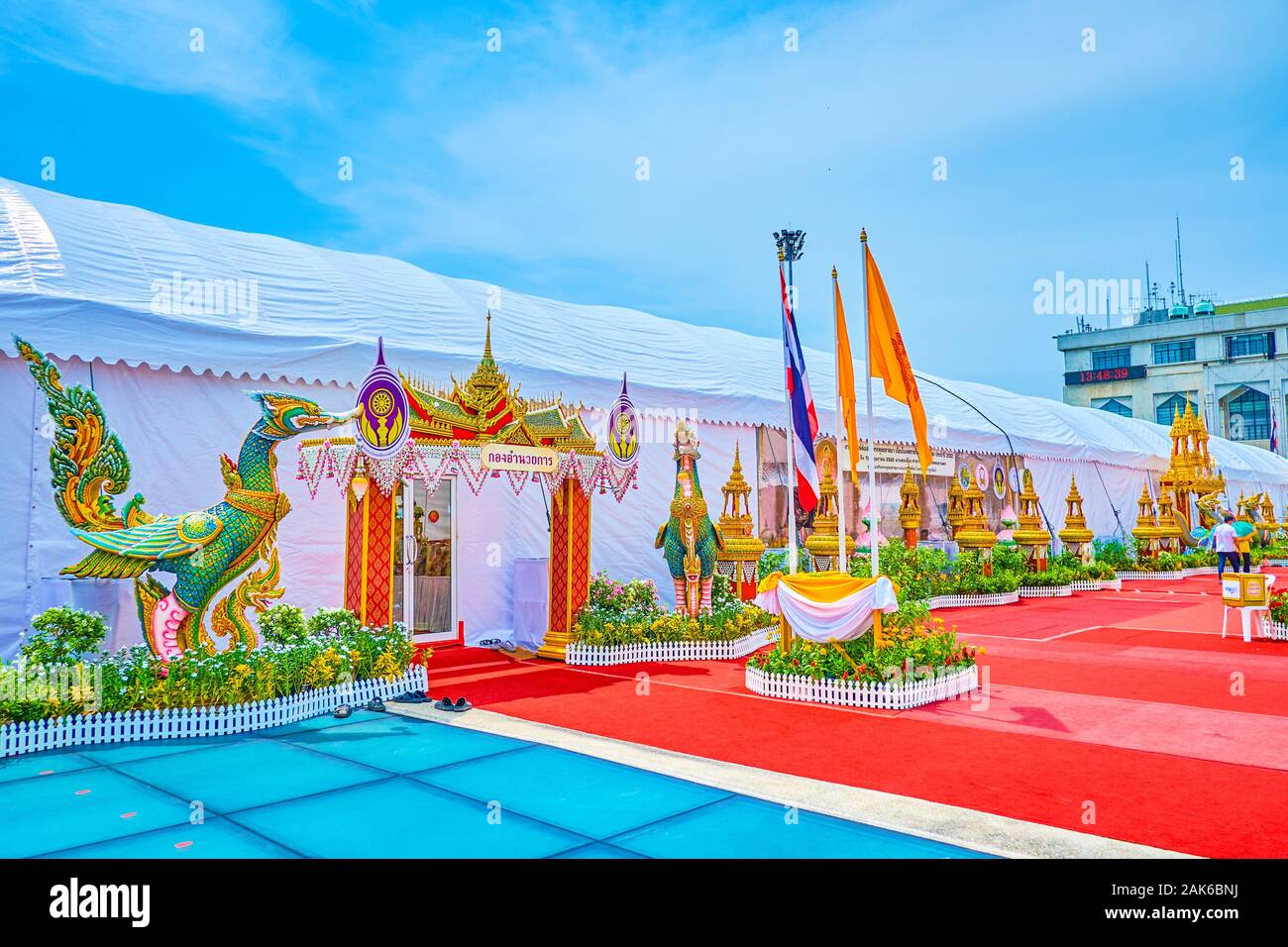 BANGKOK, THAILAND - 15 April 2019: Der große Pavillon der traditionellen Religion waren fair auf Lan Khon Mueang Stadtplatz, am 15. April in Bangkok. Stockfoto