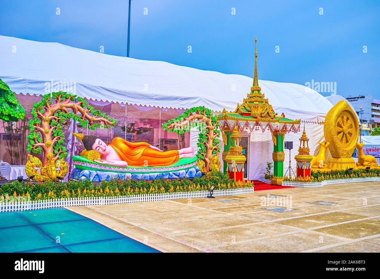 BANGKOK, THAILAND - 15 April, 2019: Die schöne bunte Skulpturen von der liegende Buddha, in den Pavillons der Religion waren fair auf entfernt Stockfoto