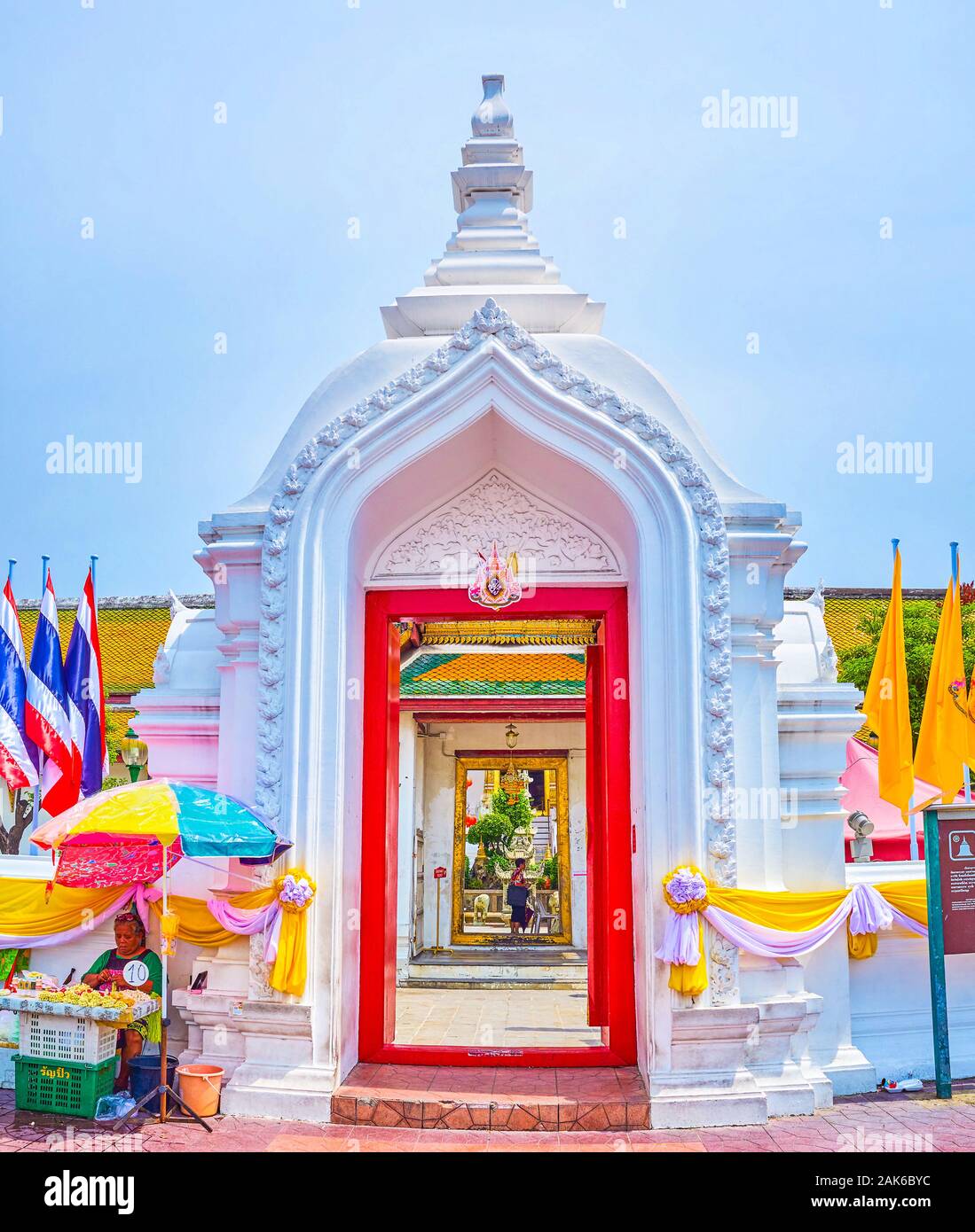 BANGKOK, THAILAND - 15 April, 2019: Der Händler verkauft Blumensträuße für die Religion der Zeremonien am Tore des historischen Wat Suthat Tempel, Stockfoto