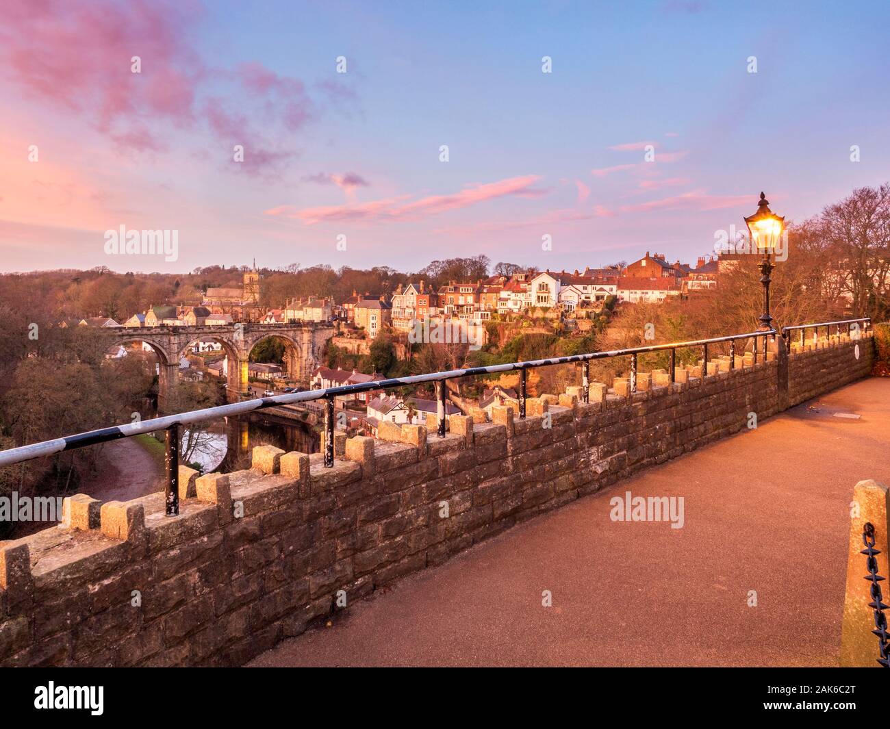 Eisenbahnviadukt über den Fluss Nidd in der Dämmerung aus dem Schlosspark in Knaresborough North Yorkshire England Stockfoto