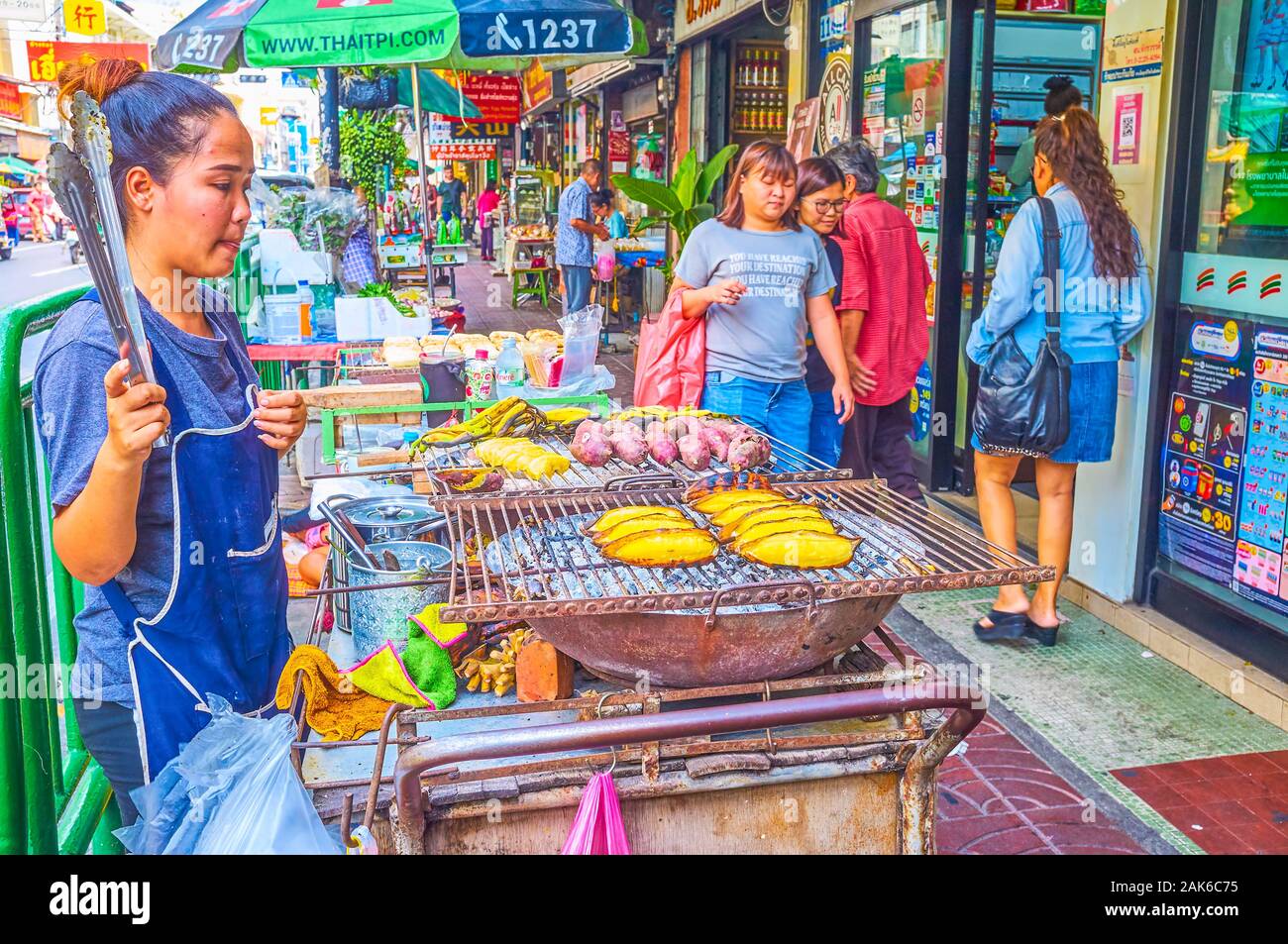 BANGKOK, THAILAND - 15 April, 2019: Das leckere frittierte Bananen sind eine der typischsten Straße Essen in Chinatown, am 15. April in Bangkok. Stockfoto