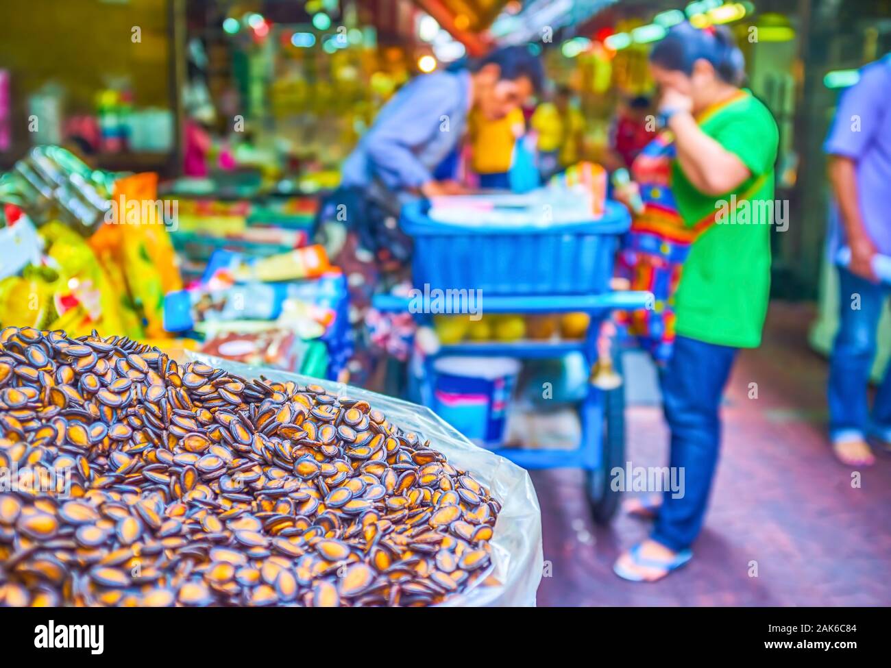 Die Tüte mit den gebratenen Kürbis Samen, das ist ein beliebter Snack in Thailand, auf dem Stand von Sampeng Market in Bangkok Stockfoto