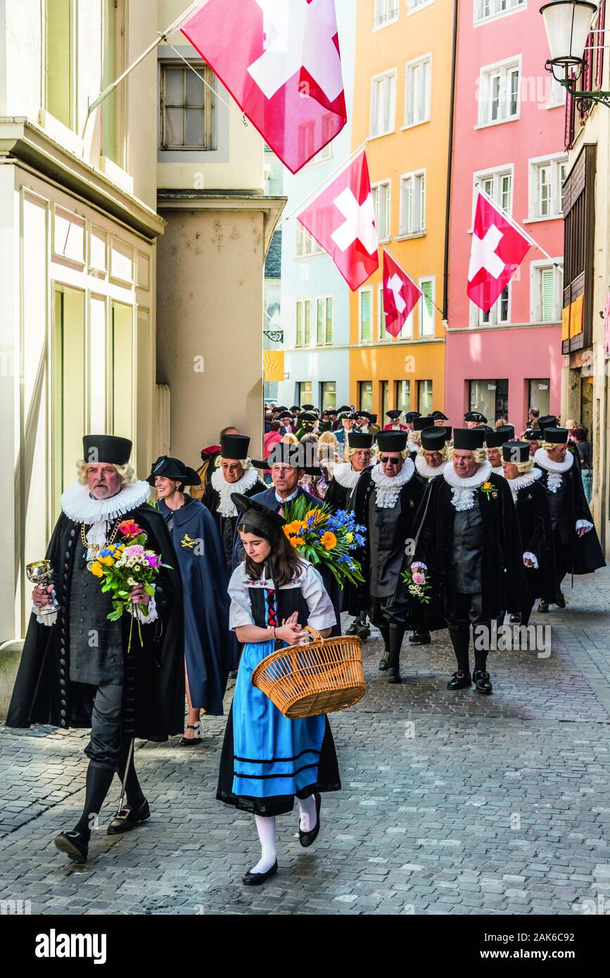 Kanton Zürich: fruehlingsfest Sechselaeuten in der Altstadt, Zug der Zuenfte durch die Bahnhofstrasse, Schweiz | Verwendung weltweit Stockfoto