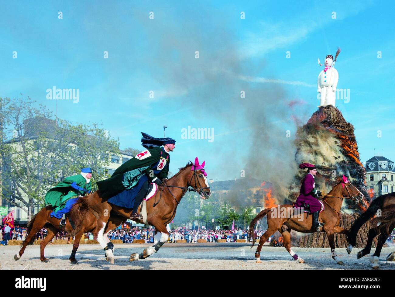Kanton Zürich: fruehlingsfest Sechselaeuten, Verbrennung des Boeoeggs mit dem Sechselaeuten Platz, Schweiz | Verwendung weltweit Stockfoto