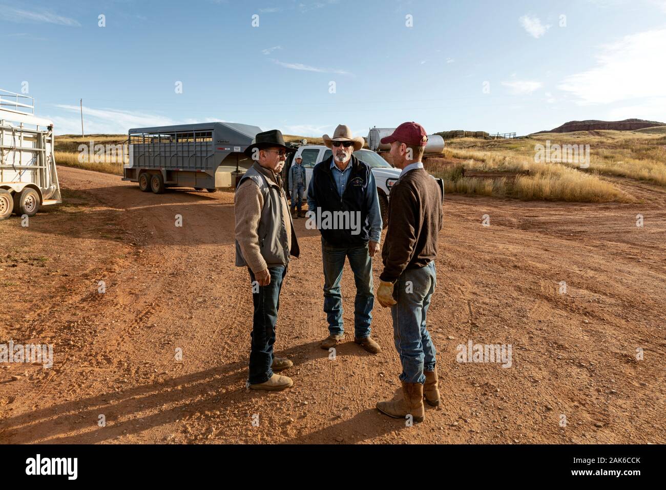 WY 04123-00 ... WYOMING - Ranch Hände sprechen über die Tage Arbeit vor Ihnen auf der Willow Creek Ranch. Stockfoto