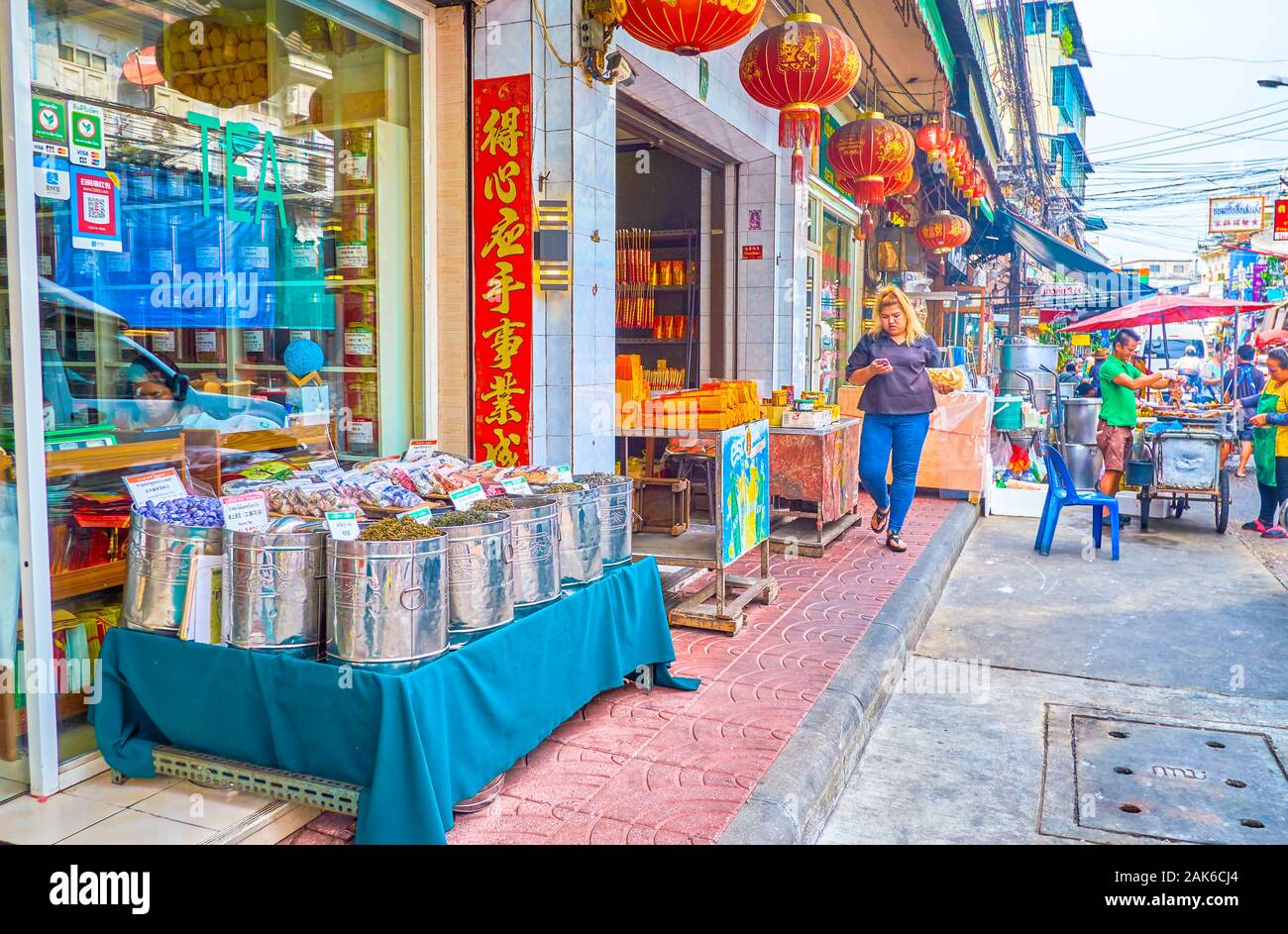 BANGKOK, THAILAND - 15 April, 2019: Wandern entlang der Einkaufsstraßen von Chinatown mit zahlreichen rituellen Objekte speichert und traditionellen Kaffee Shops mit Tas Stockfoto