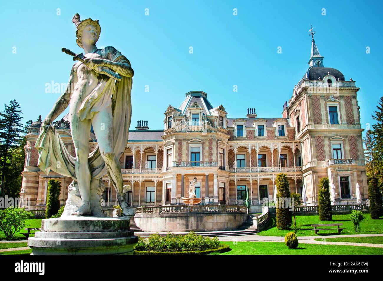 13. Bezirk/Hietzing: Lainzer Tiergarten, Hermesvilla mit Hermes-Statue im ehemaligen kaiserlichen Jagdgebiet, Wien | Verwendung weltweit Stockfoto