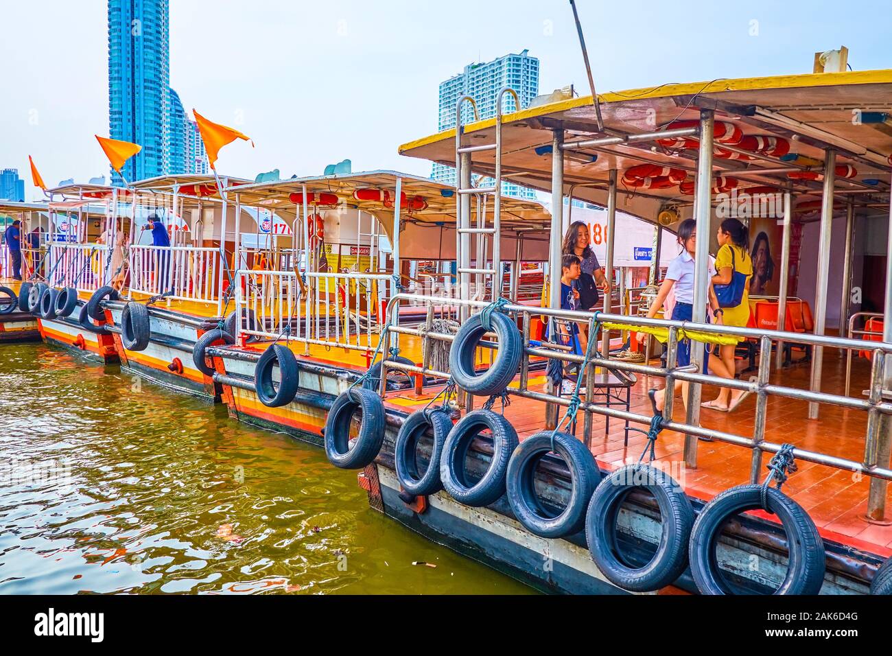 BANGKOK, THAILAND - 15 April, 2019: Die Linie der günstig Pkw Boote bei te Pier in die letzte Station der Route, Menschen gehen von einem Decks zu Anothe Stockfoto