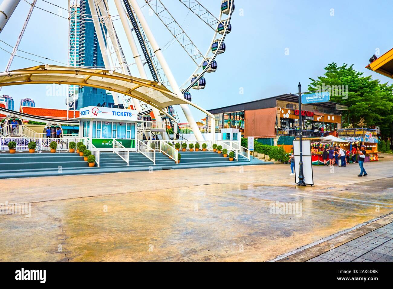 BANGKOK, THAILAND - 15 April, 2019: Das kleine Quadrat mit dem Eingang der Riesenräder in Asiatique sun, der Riverfront Mall, am 15. April in Bangkok. Stockfoto