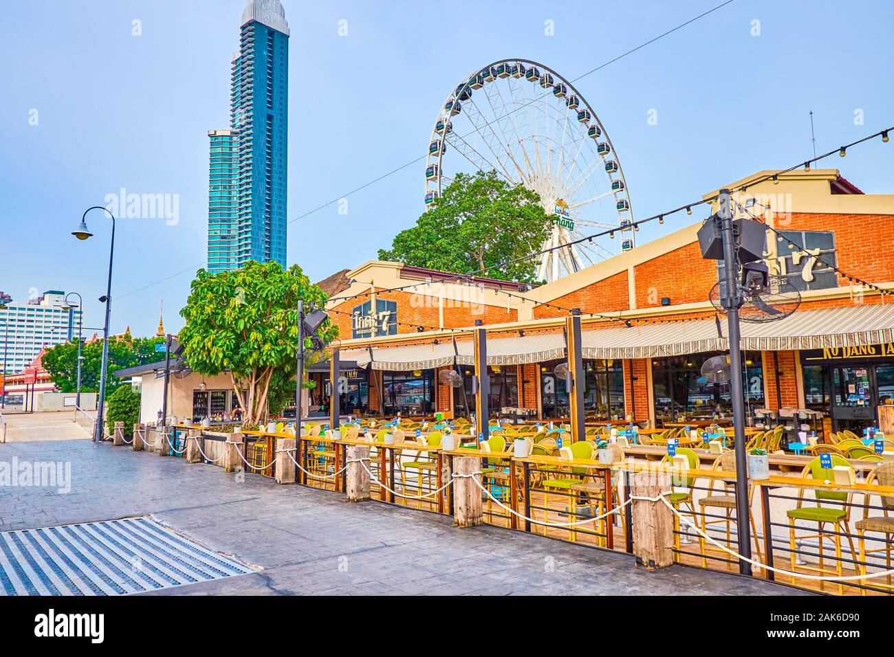 BANGKOK, THAILAND - 15 April, 2019: Die Linie der modernen Restaurants mit Sommerterrasse in alten Docks und Lager des ehemaligen Handel Gesellschaft entfernt, o Stockfoto