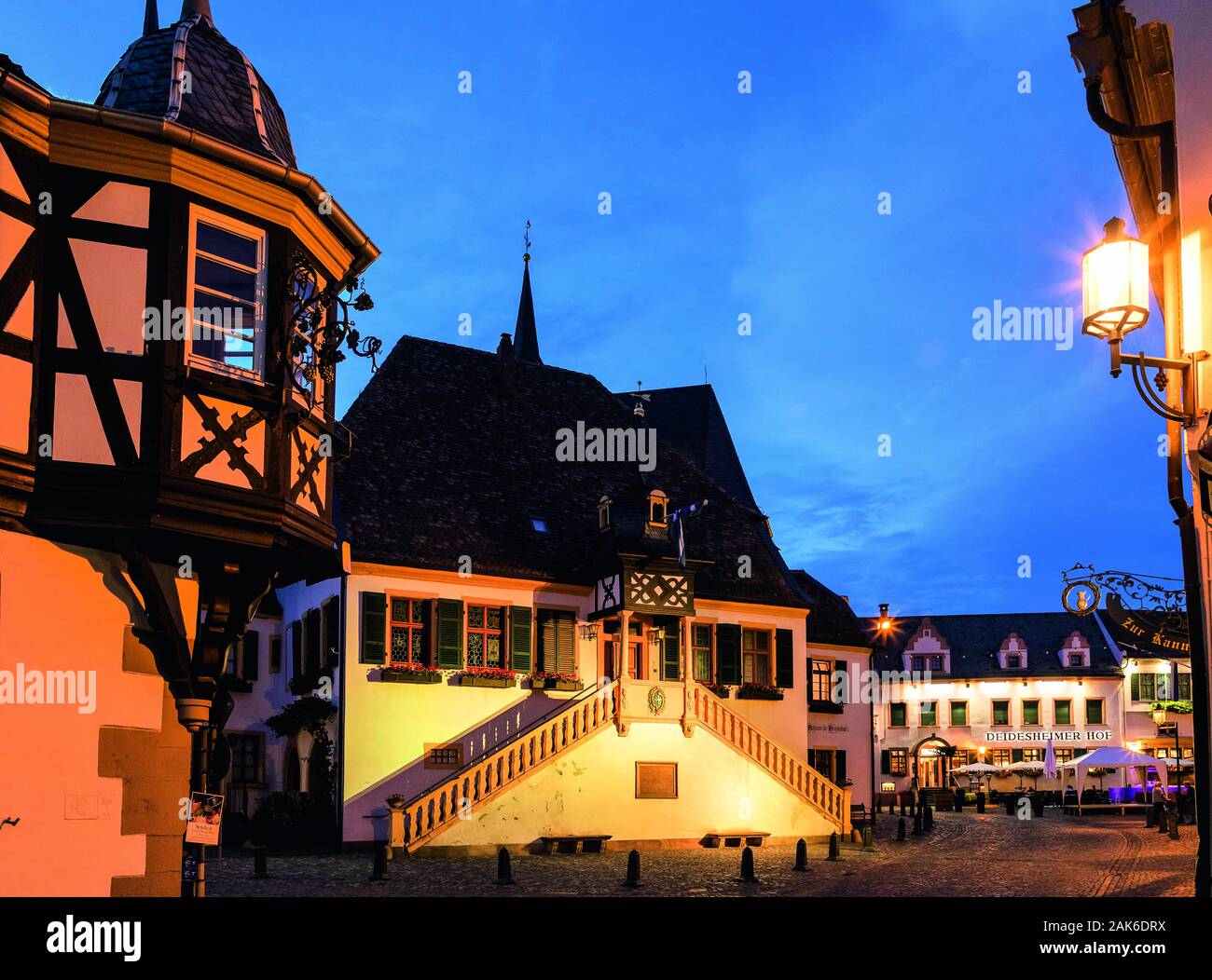 Deidesheim: Historisches Rathaus am Marktplatz, Pfalz | Verwendung weltweit Stockfoto