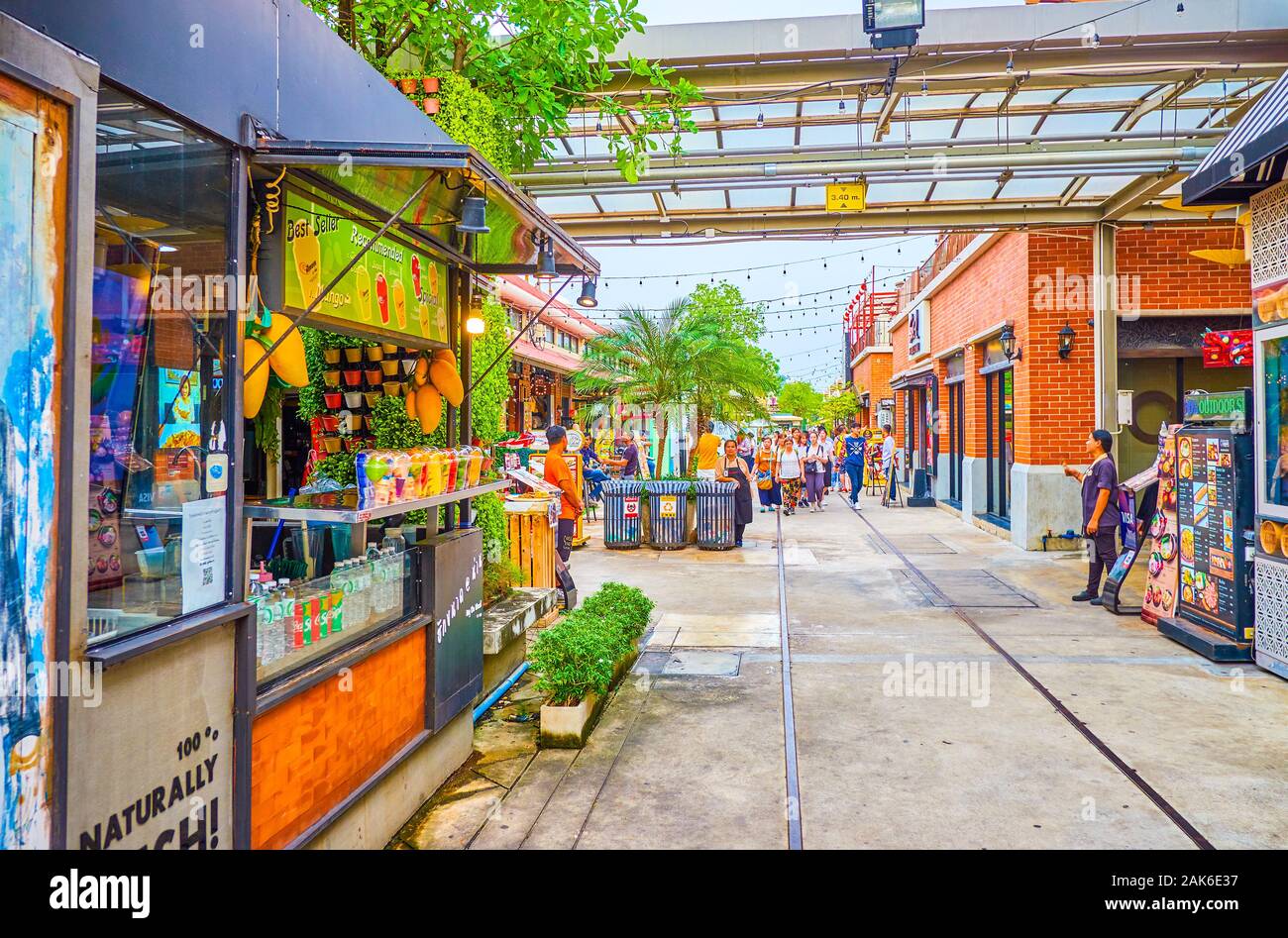 BANGKOK, THAILAND - 15 April, 2019: Die kleine nehmen Saftbar in Asiatique sun Einkaufsviertel in schmale Gasse mit ehemaligen Schienen am Boden, Stockfoto