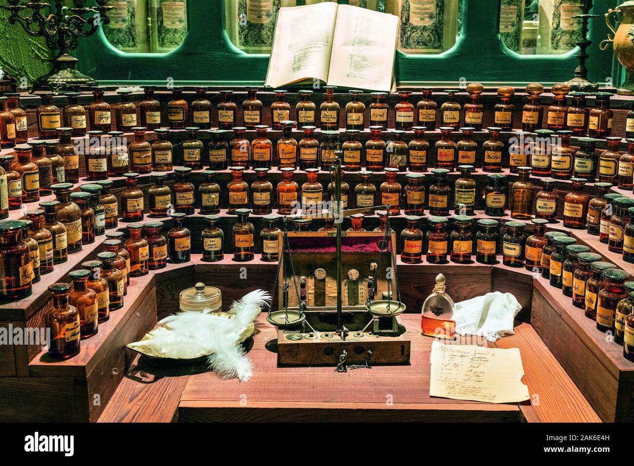 Mehlingen-Baalborn: parfum-museum auf dem Gelaende der Firma G-Kosmetik,  historischer Arbeitsplatz eines Parfuemeurs mit 144 verschiedenen Dueften,  in Stockfotografie - Alamy