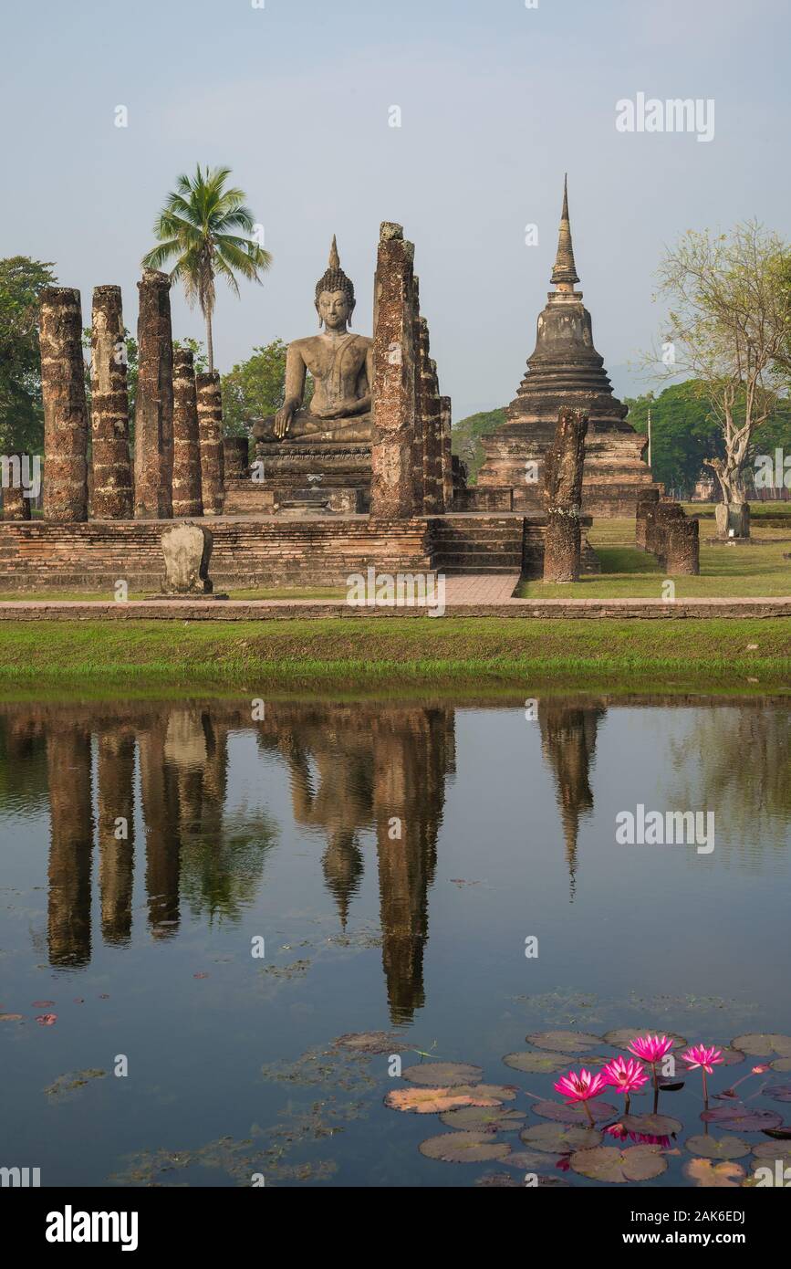 Blick auf die Ruinen des alten buddhistischen Tempel Wat Chana songkhram an einem bewölkten Tag. Sukhothai, Thailand Stockfoto