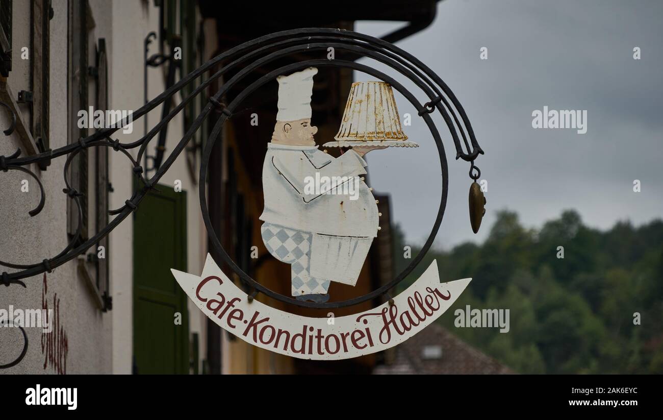 Garmisch, Deutschland, 10. August, 2019: Antike Information und Werbung Schild über dem Eingang einer traditionellen Bäckerei und Konditorei in Bayern Stockfoto