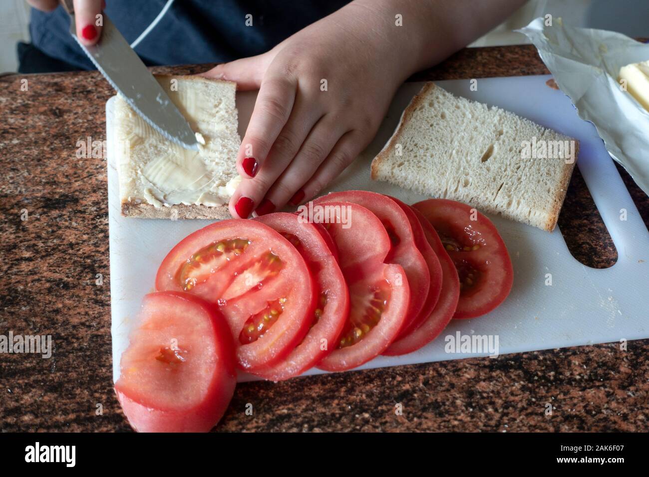 Eine Tomate Sandwich und Butterbrot. Zawady Gmina Rzeczyca Polen Stockfoto