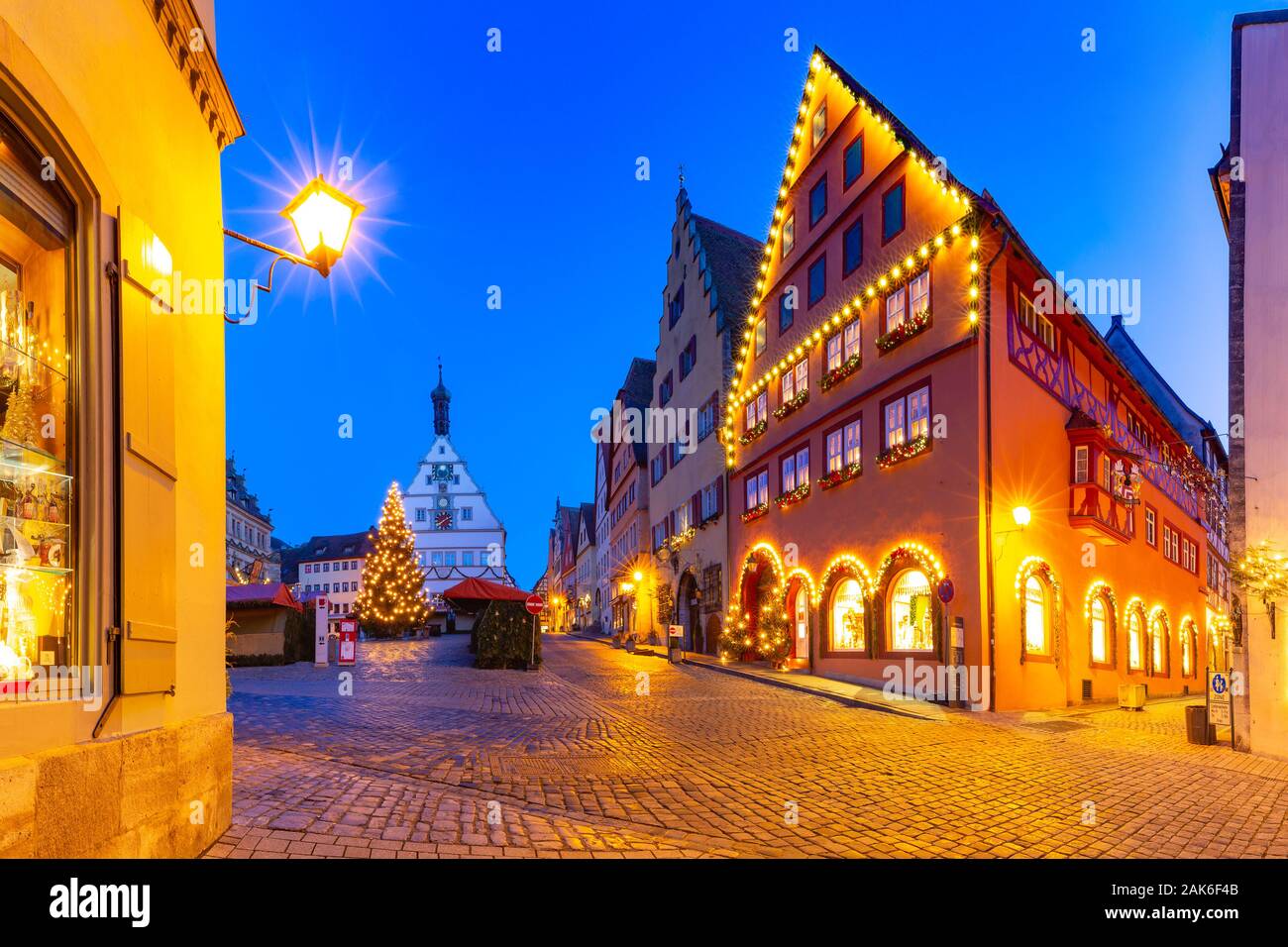 Dekoriert und beleuchtet Weihnachten Straße und Marktplatz in der mittelalterlichen Altstadt von Rothenburg o.d. Tauber, Bayern, Süddeutschland Stockfoto