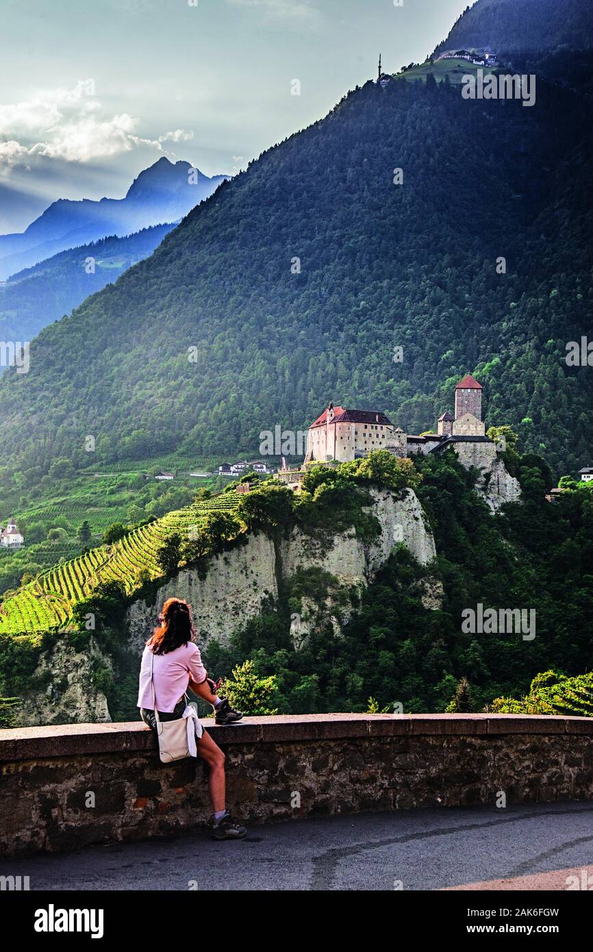 Meraner Land / Dorf Tirol: Schloss Tirol, Stammburg der Grafen von Tirol beherbergt das aubing Landesmuseum für Kultur- und Landesgeschichte, geklagt, Stockfoto
