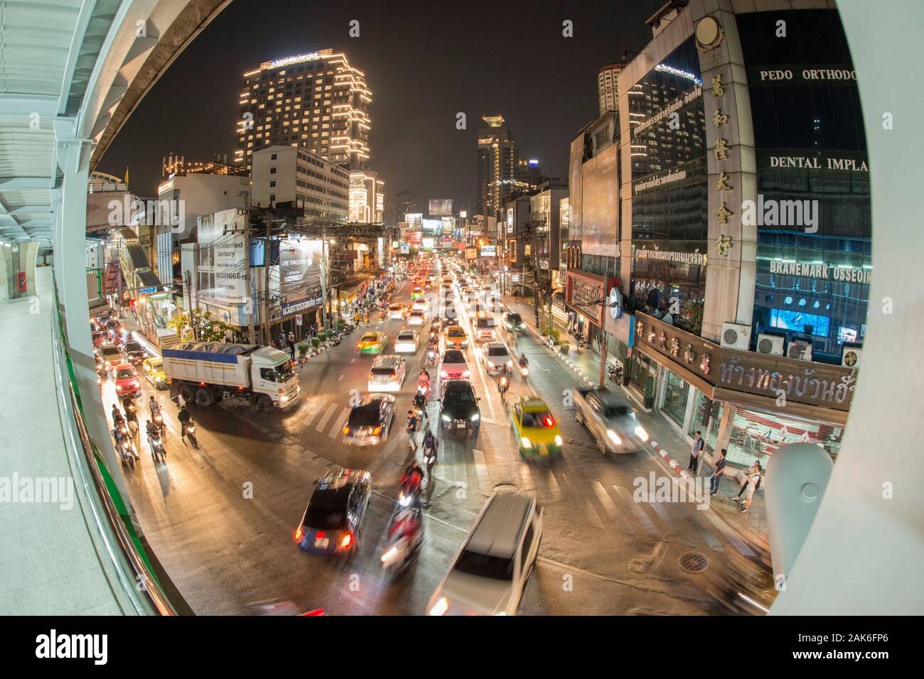 Eine cityroad im Zentrum der Sukhumvit in Bangkok in Thailand im südlichsten Asien. Thailand, Bangkok, November 2019 Stockfoto