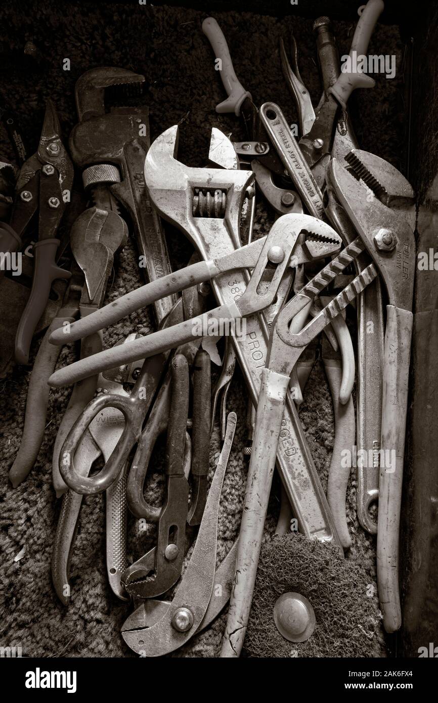 WY04127-00-BW...WYOMING - Schraubenschlüssel in einem Werkzeugschrank der Willow Creek Ranch Scheune. Stockfoto