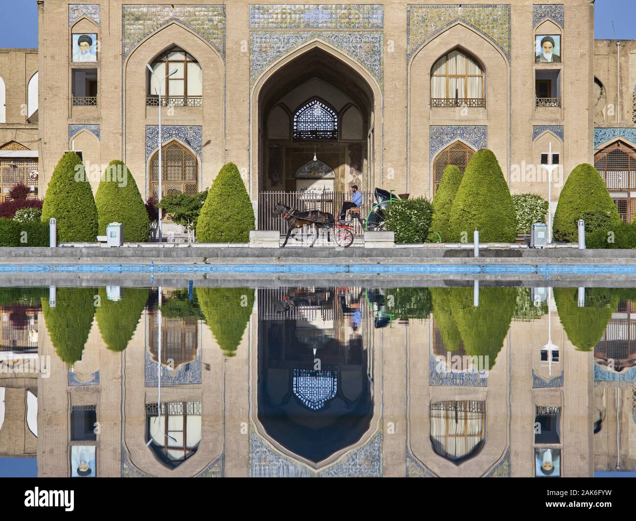 Provinz Isfahan/Stadt Isfahan: Ali-Qapu Torpalast, Hauptzugang zum koenigspalast an der Westseite des Platzes Naqsh-e Djahan, Iran | Verwendung weltweit Stockfoto