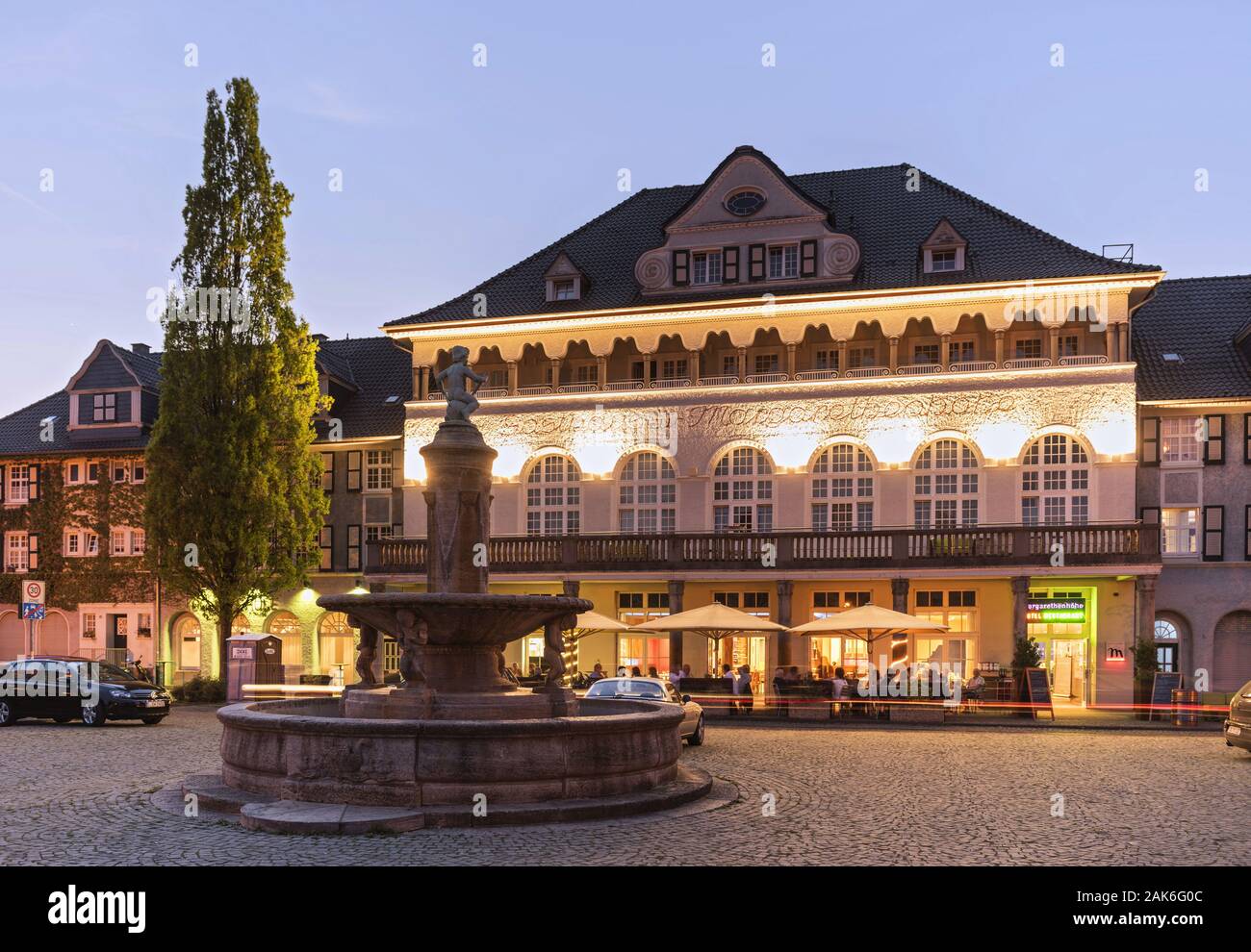 Essen: Marktplatz mit Brunnen und bin introps Stadt Hotel" im Stadtteil Margarethenhoehe, Ruhrgebiet | Verwendung weltweit Stockfoto