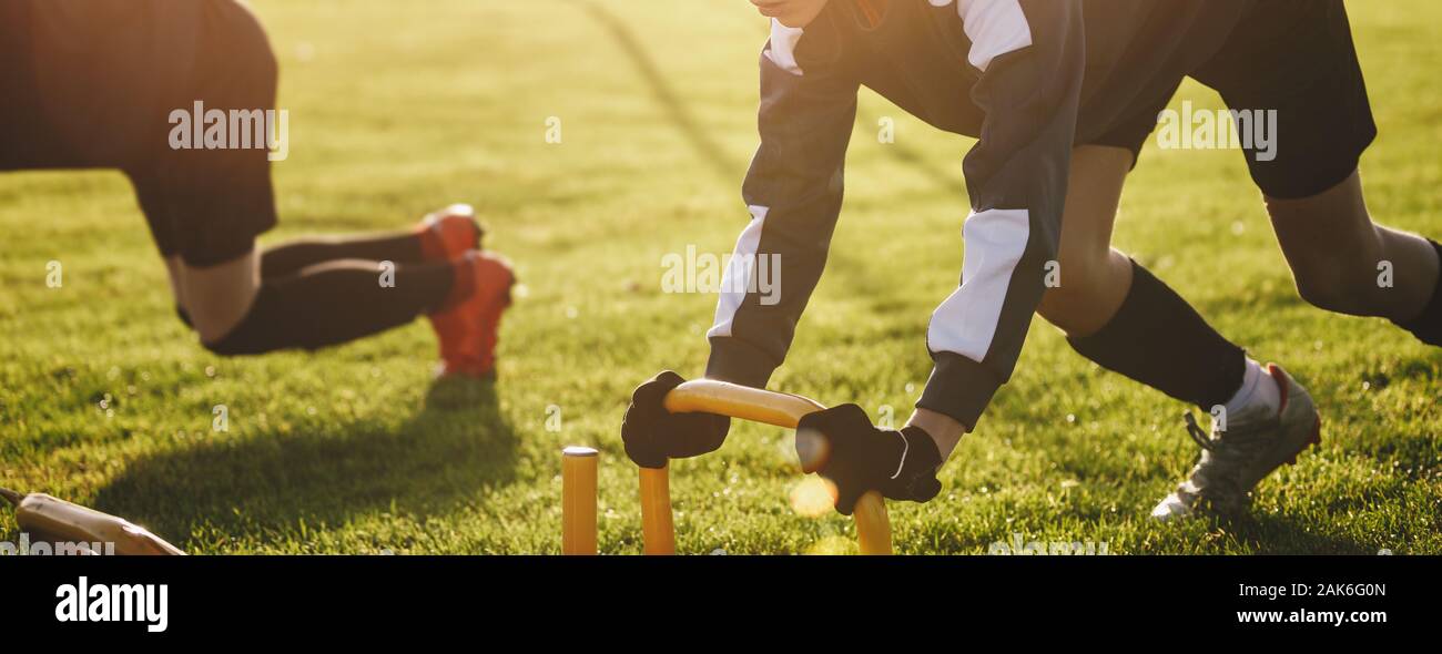 Fussball Spieler auf Prowler Schlitten Training Outdoor. Youth Football Spieler auf Praxis in sonniger Tag. Athleten Schlitten Ausbildung Stockfoto