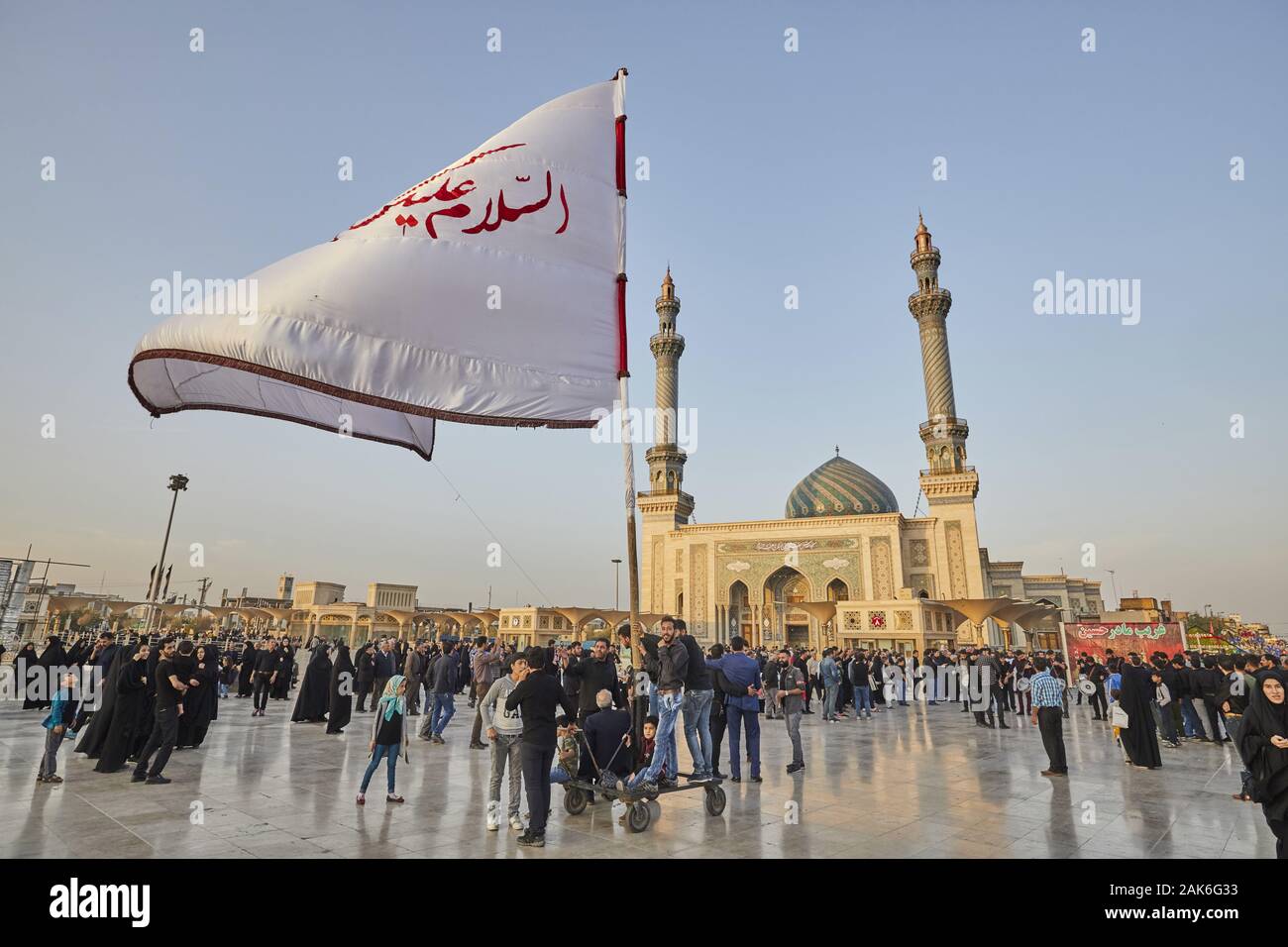 Provinz Ghom/Qom: Glaeubige versammeln sich am nationalen Feiertag Arbaeen von Imam Hussain (Fest zum Maertirertod Husseins) der Imam Hassan Mosch Stockfoto