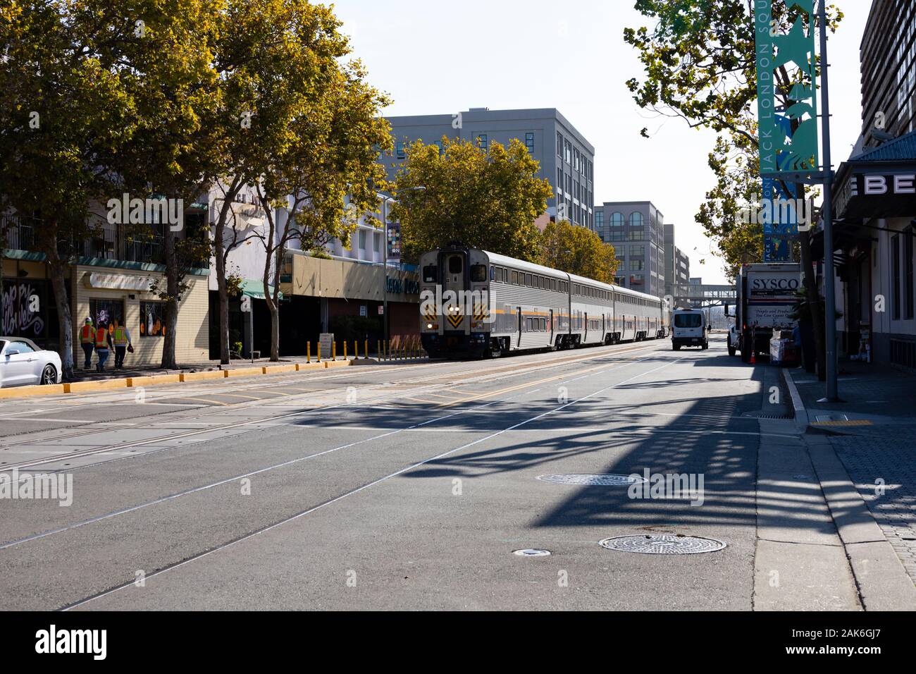 Riesige AmTrak Zug entlang der High Street, Jack London Square, Oakland, Kalifornien, Vereinigte Staaten von Amerika Stockfoto
