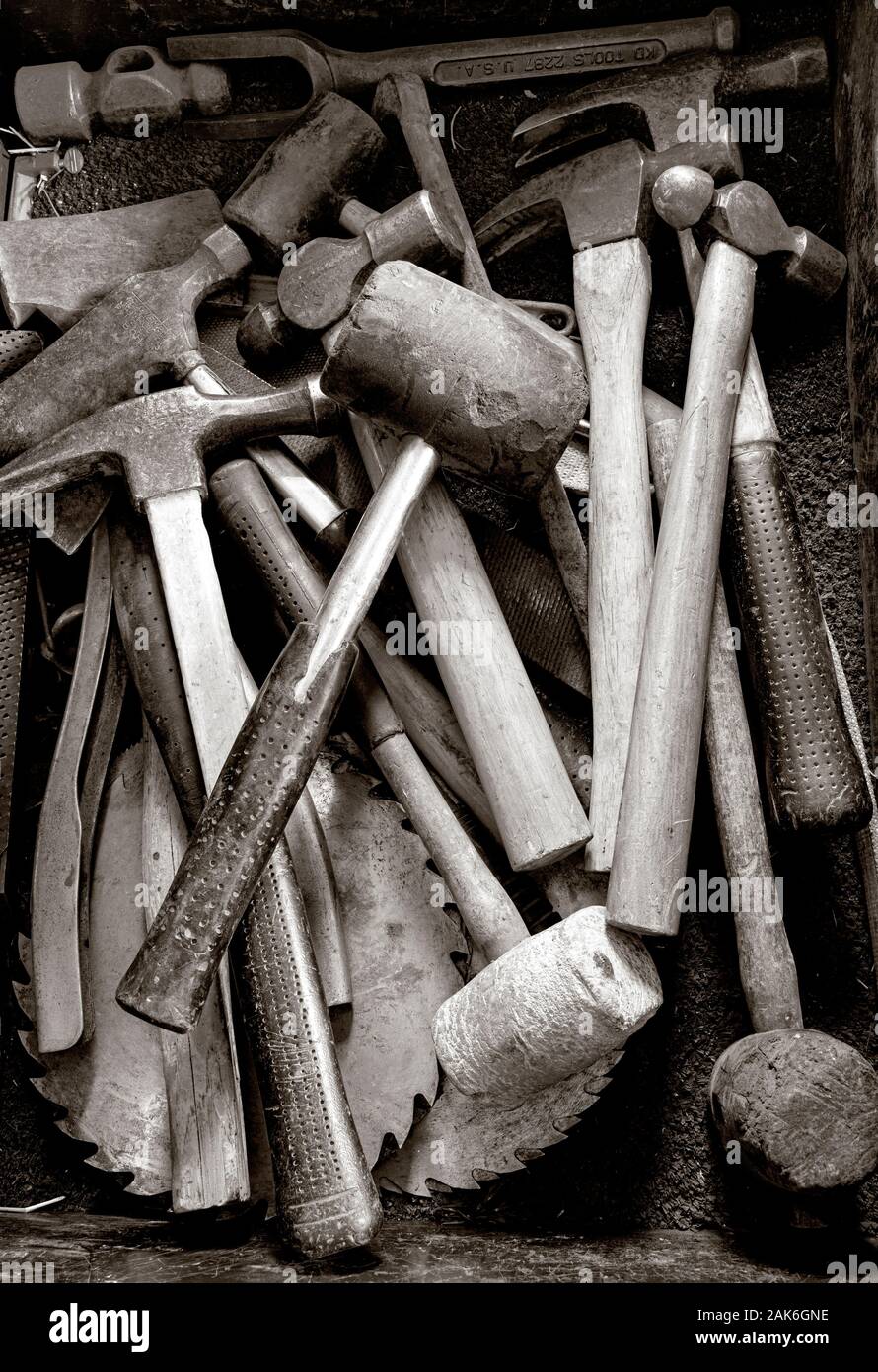 WY 04128-00-BW... WYOMING - Werkzeug cabnet voll der Hammer in der Scheune an der Willow Creek Ranch. Stockfoto