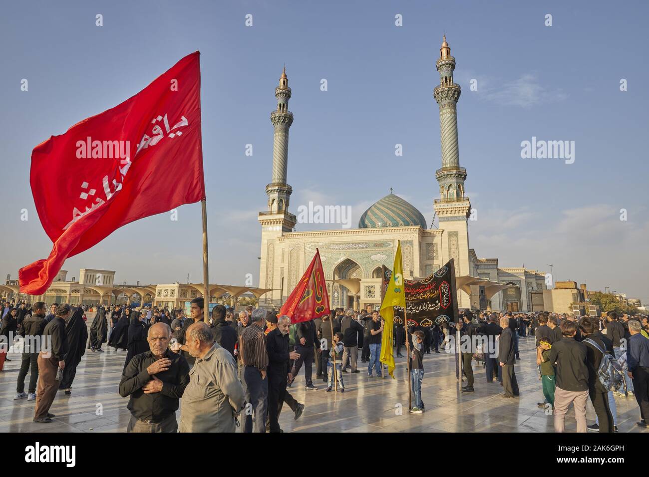 Provinz Ghom/Qom: Glaeubige versammeln sich am nationalen Feiertag Arbaeen von Imam Hussain (Fest zum Maertirertod Husseins) der Imam Hassan Mosch Stockfoto