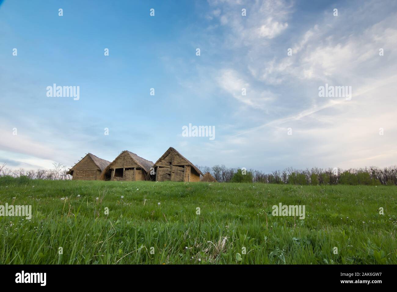 Mitglieder von Sopot Bevölkerung bauen Häuser in den Hügeln entlang den Ufern von Flüssen, Bächen und Feuchtgebieten. Stockfoto