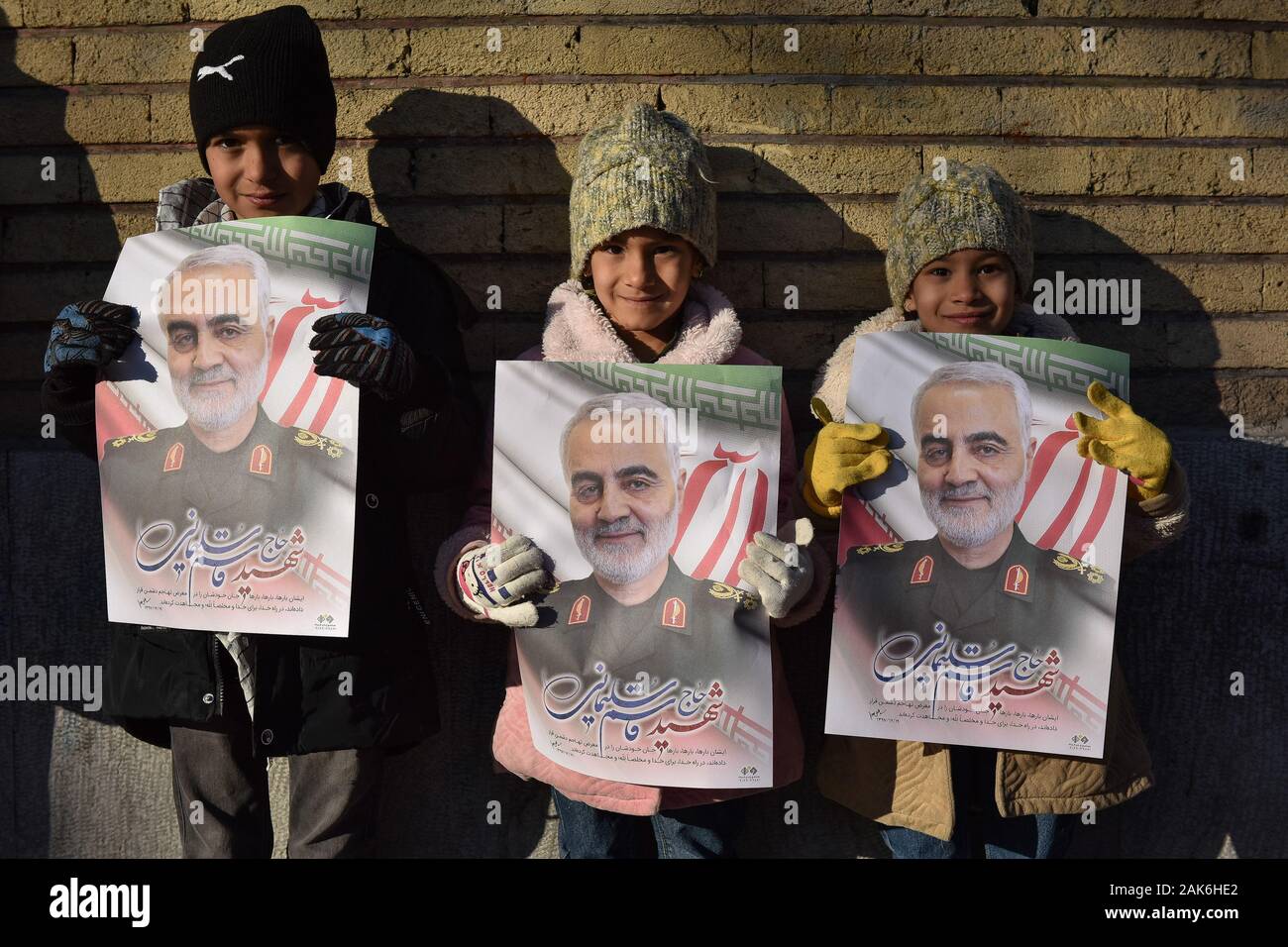 Iran, Provinz Fars, Shiraz Stadt. Jan. 07 (MNA) - Menschen aus verschiedenen Gesellschaftsschichten in der Shahcheragh-Holy Schrein einberufen Tribut an Commander die IRGC Quds's Force zu bezahlen, Generalleutnant Qasem Soleimani, die von den USA am Freitag ermordet wurde. Stockfoto