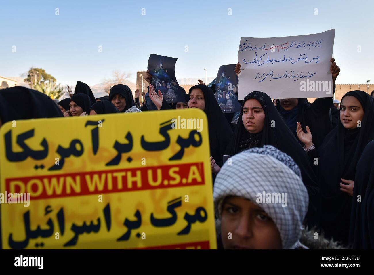 Iran, Provinz Fars, Shiraz Stadt. Jan. 07 (MNA) - Menschen aus verschiedenen Gesellschaftsschichten in der Shahcheragh-Holy Schrein einberufen Tribut an Commander die IRGC Quds's Force zu bezahlen, Generalleutnant Qasem Soleimani, die von den USA am Freitag ermordet wurde. Stockfoto