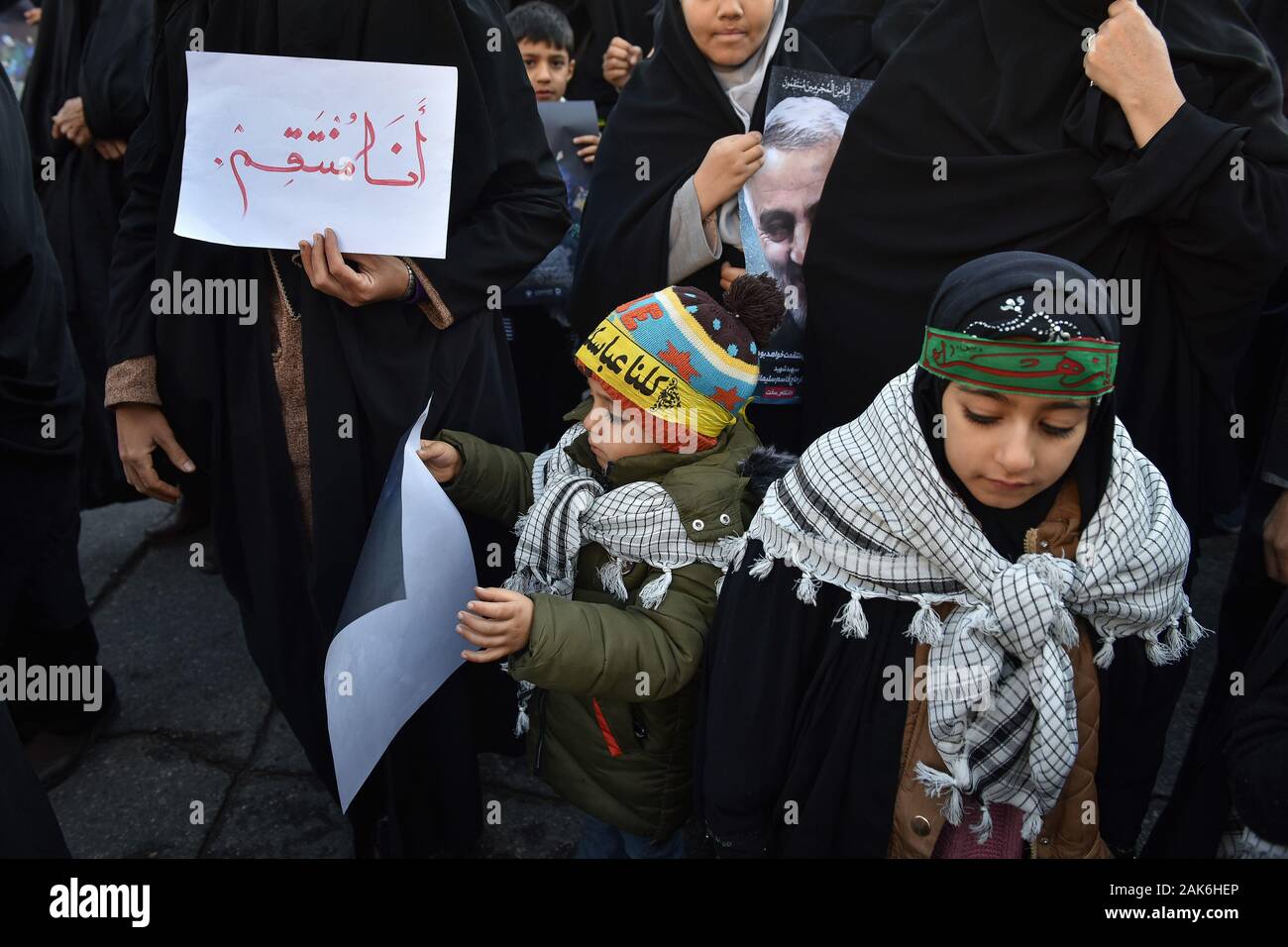 Iran, Provinz Fars, Shiraz Stadt. Jan. 07 (MNA) - Menschen aus verschiedenen Gesellschaftsschichten in der Shahcheragh-Holy Schrein einberufen Tribut an Commander die IRGC Quds's Force zu bezahlen, Generalleutnant Qasem Soleimani, die von den USA am Freitag ermordet wurde. Stockfoto