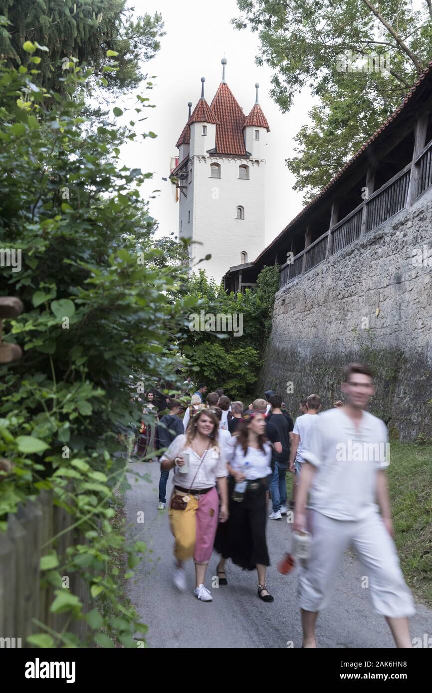 Kaufbeuren: Fuenfknopfturm und Stadtmauer mit Wehrgang, ueberdachtem Allgaeu | Verwendung weltweit Stockfoto