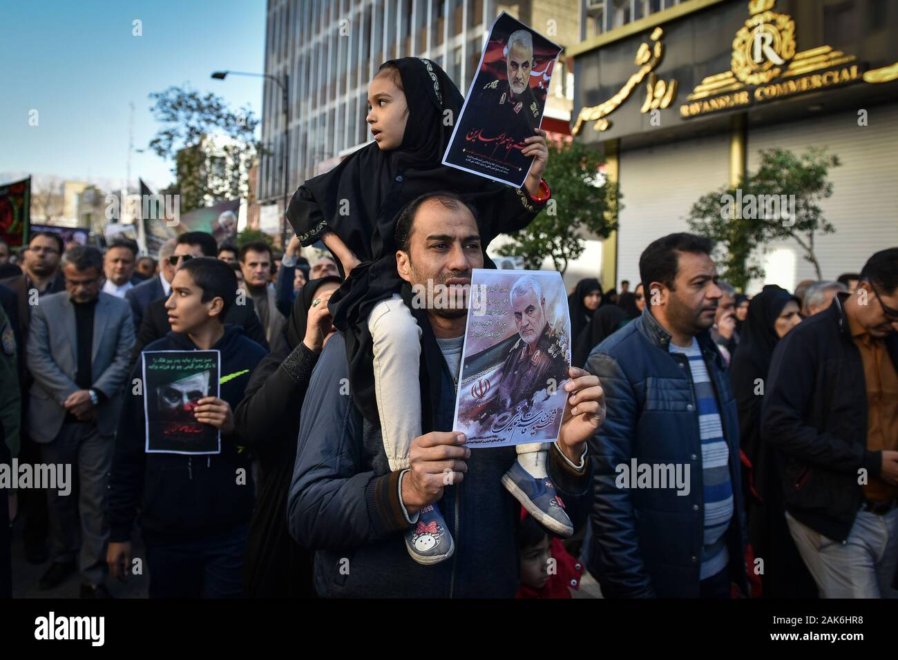 Iran, Provinz Fars, Shiraz Stadt. Jan. 07 (MNA) - Menschen aus verschiedenen Gesellschaftsschichten in der Shahcheragh-Holy Schrein einberufen Tribut an Commander die IRGC Quds's Force zu bezahlen, Generalleutnant Qasem Soleimani, die von den USA am Freitag ermordet wurde. Stockfoto