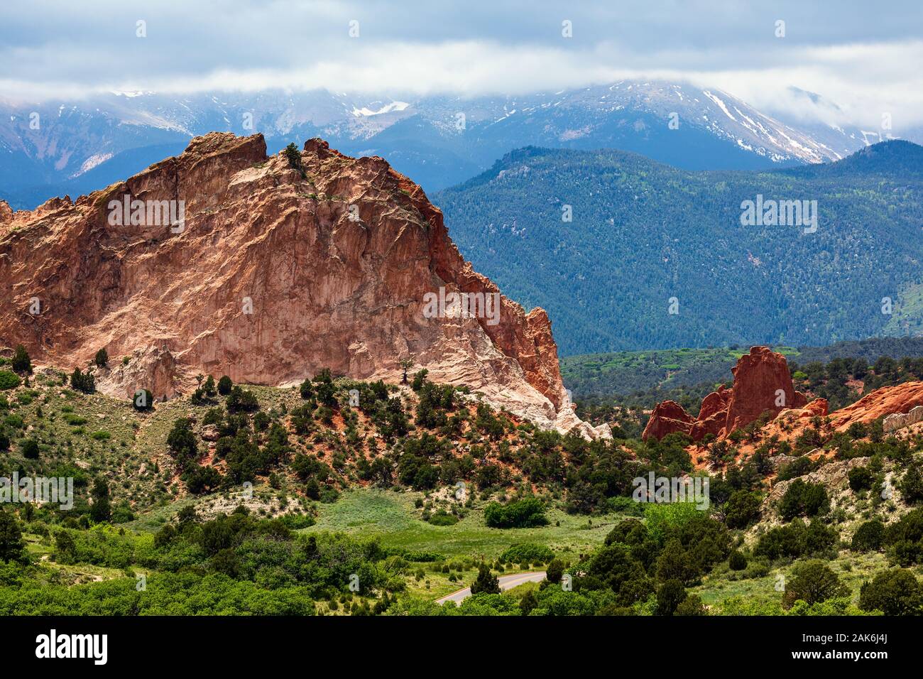 Pike's Peak steht hinter malerischen roten Felsformationen im Garden of the Gods Park in Colorado Springs, Colorado, USA Stockfoto