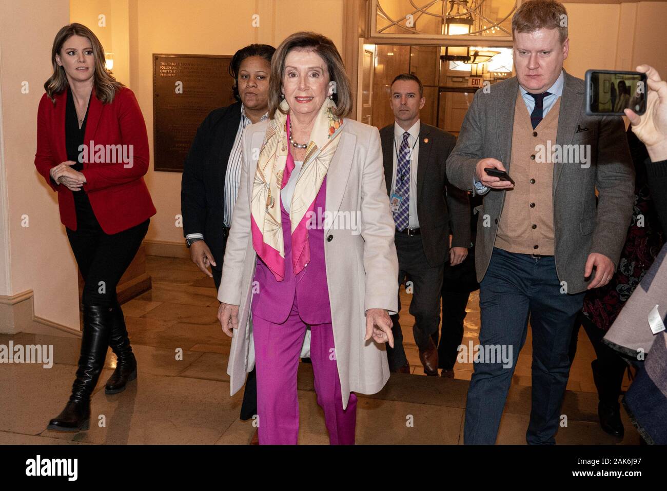 Washington, United States. 07 Jan, 2020. Sprecher der Vereinigten Staaten des Repräsentantenhauses Nancy Pelosi (D-CA) Spaziergänge in ihr Büro auf dem Capitol Hill in Washington, DC am Dienstag, dem 7. Januar 2020. Foto von Ken Cedeño/UPI. Quelle: UPI/Alamy leben Nachrichten Stockfoto