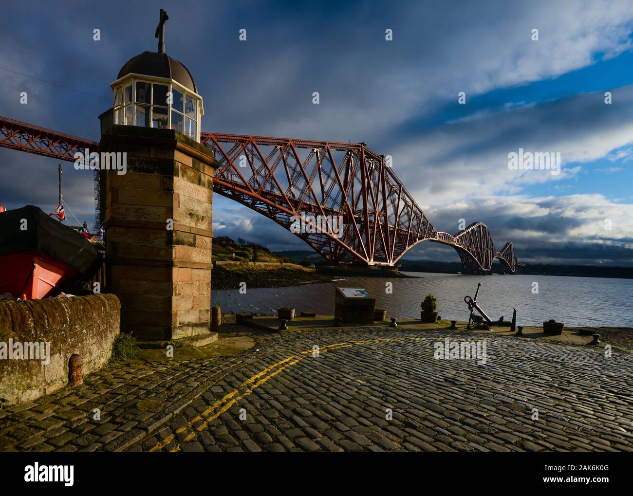 Leuchtturm und Forth Bridge von North Queensferry Stockfoto