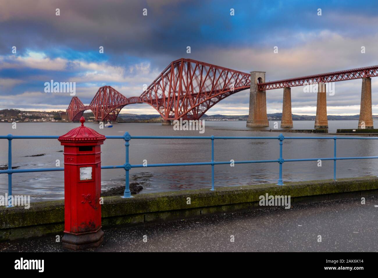 Ein viktorianisches Penfold roten Briefkasten im South Queensferry mit Blick auf die Forth Bridge. Stockfoto