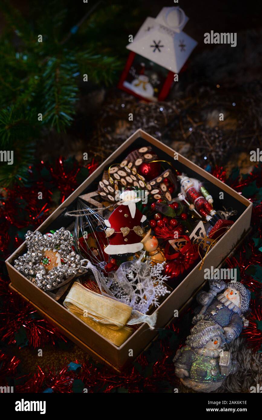Die Weihnachtsdekorationen, wenn der Baum nach unten kommt. Stockfoto