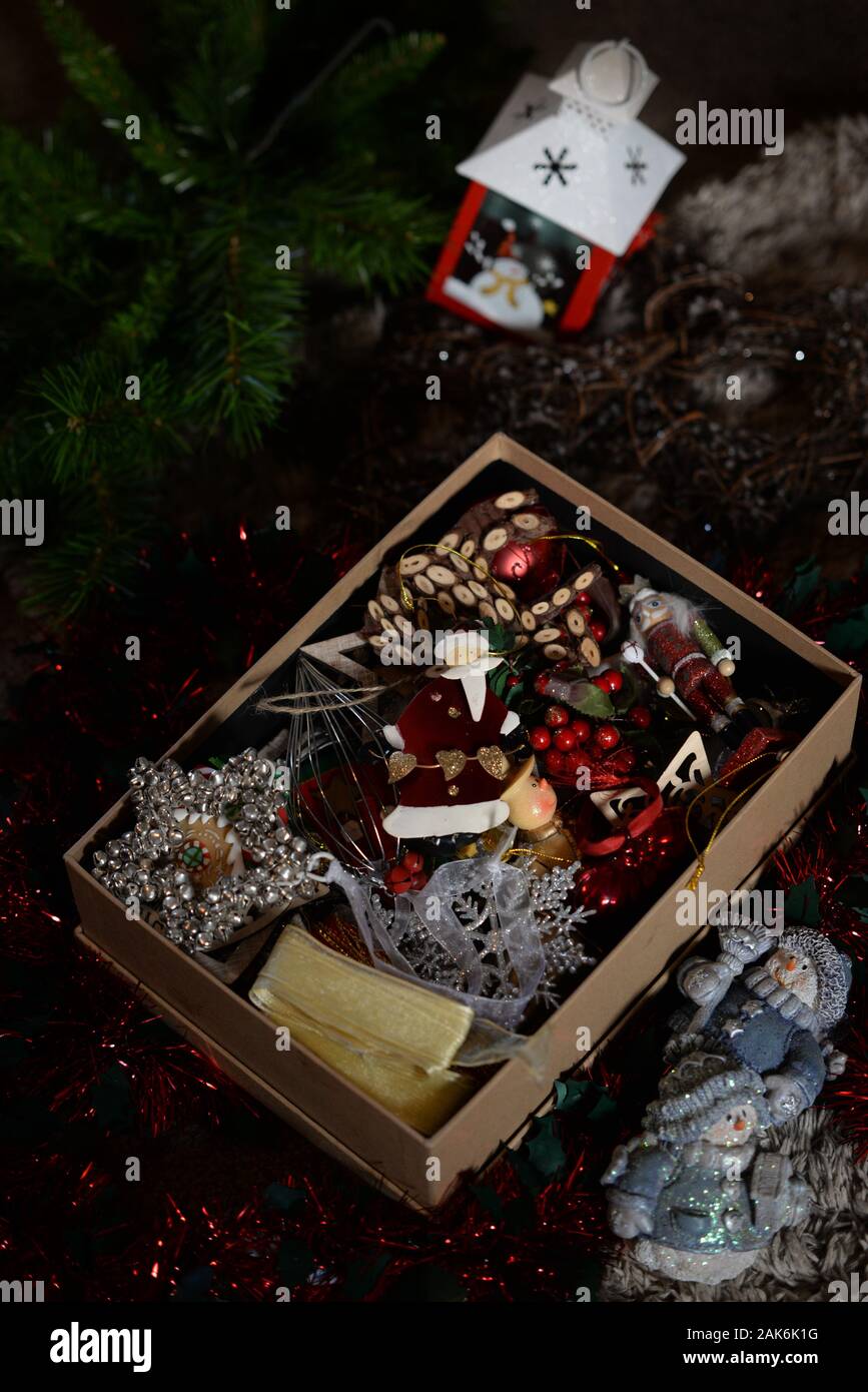 Weihnachtsschmuck bereit, den Baum zu schmücken Stockfoto
