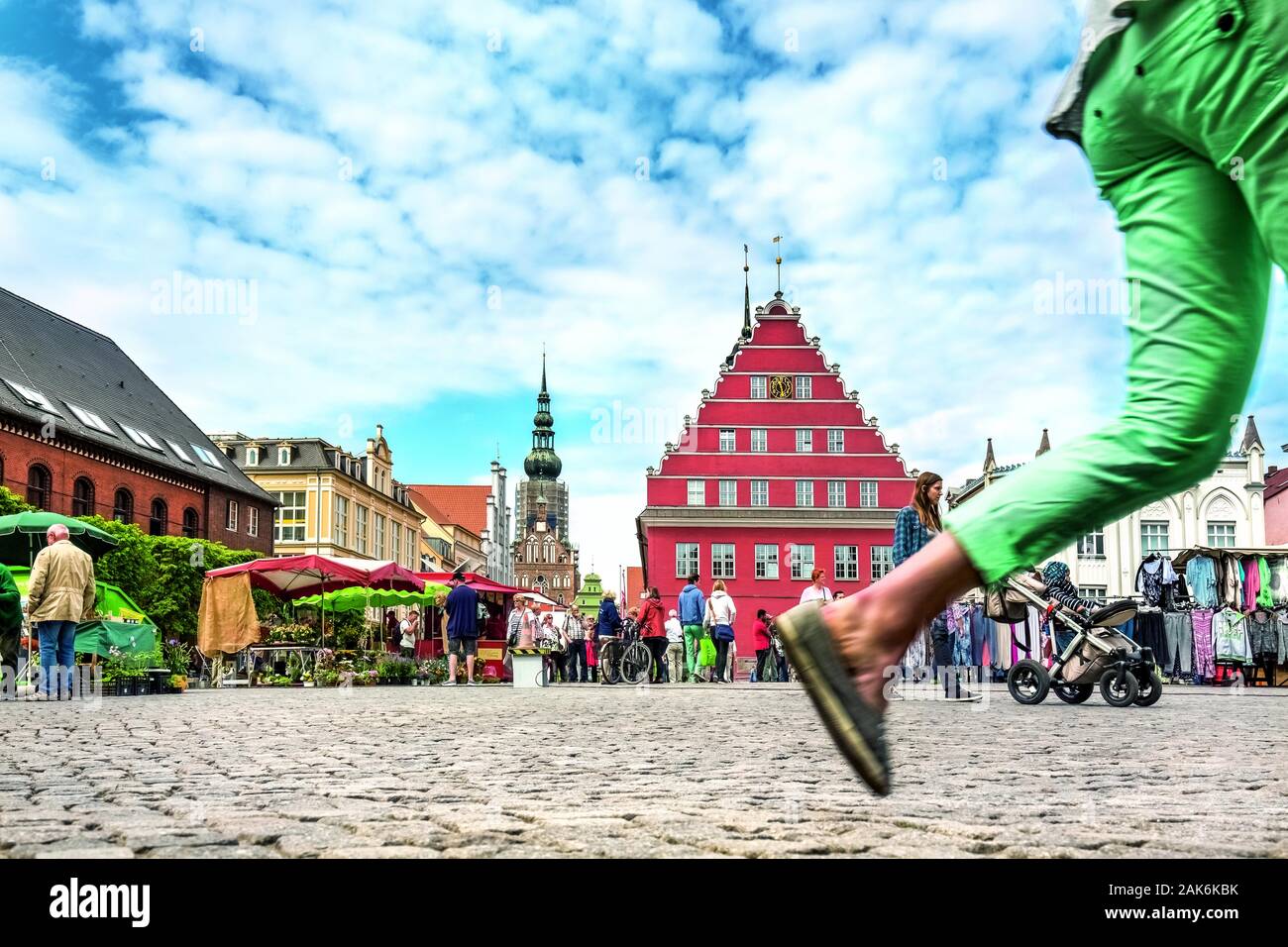 Greifswald: Historisches Rathaus an der Westseite des Marktplatzes, Rügen | Verwendung weltweit Stockfoto
