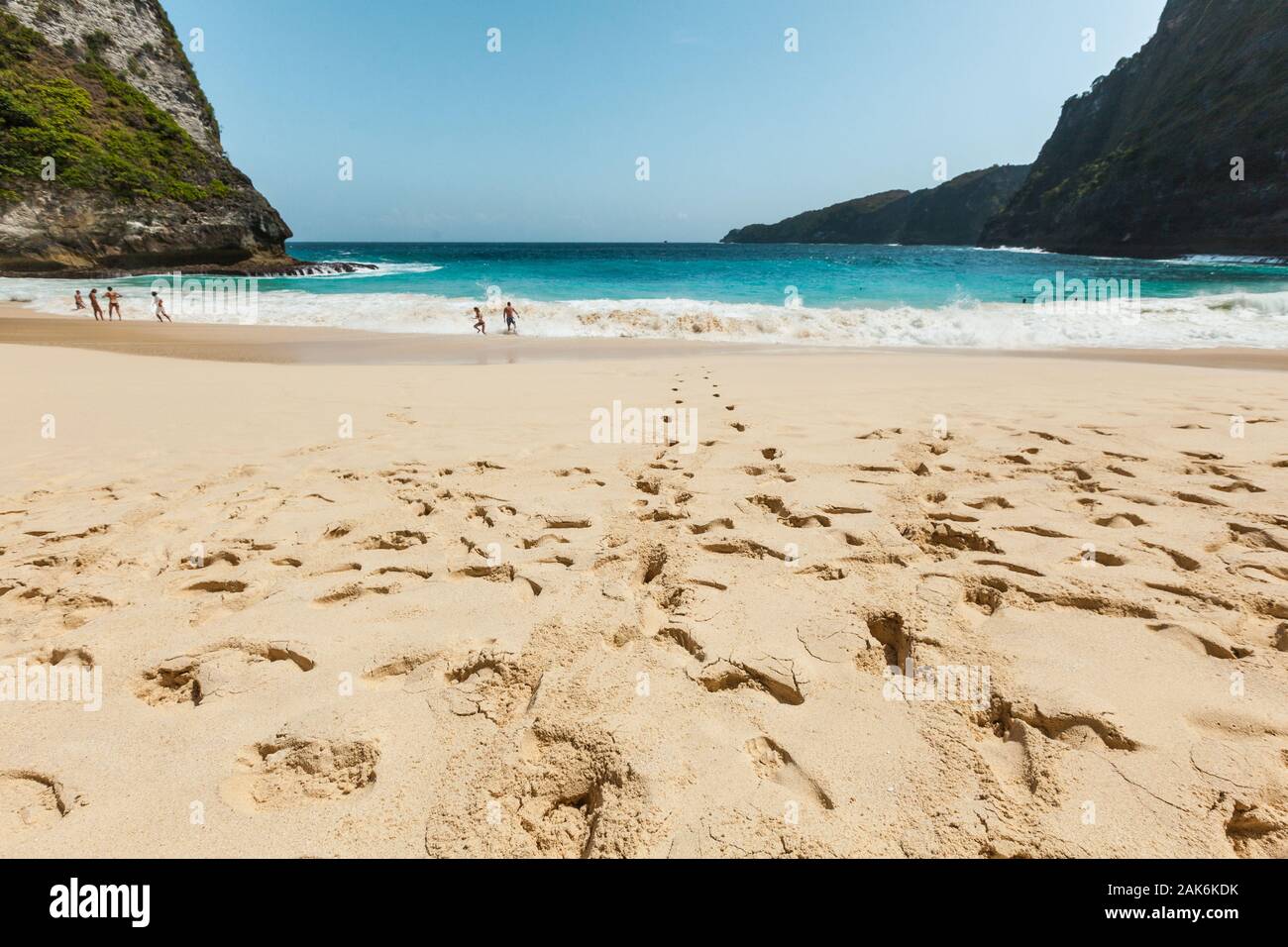 BALI, Indonesien - Mai 12, 2018: Fußabdrücke an einem der abgelegenen Strände von Nusa Penida Stockfoto