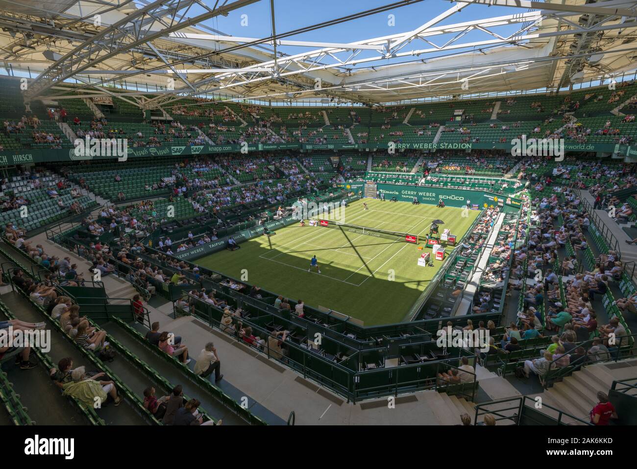 Halle: ATP-Turnier "Gerry Weber Open", Center Court im Gerry-Weber-Stadion, Teutoburger Wald | Verwendung weltweit Stockfoto