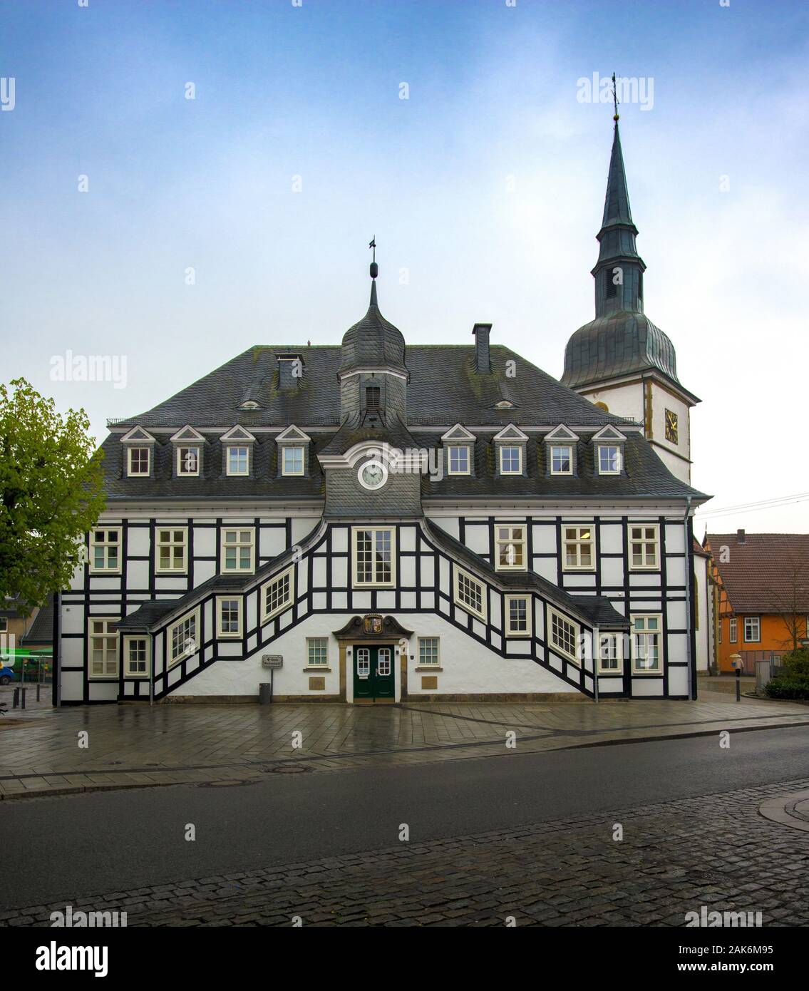 Rietberg: Historisches Rathaus mit dem Kirchturm der Pfarrkirche St. Johannes Baptist, Teutoburger Wald | Verwendung weltweit Stockfoto