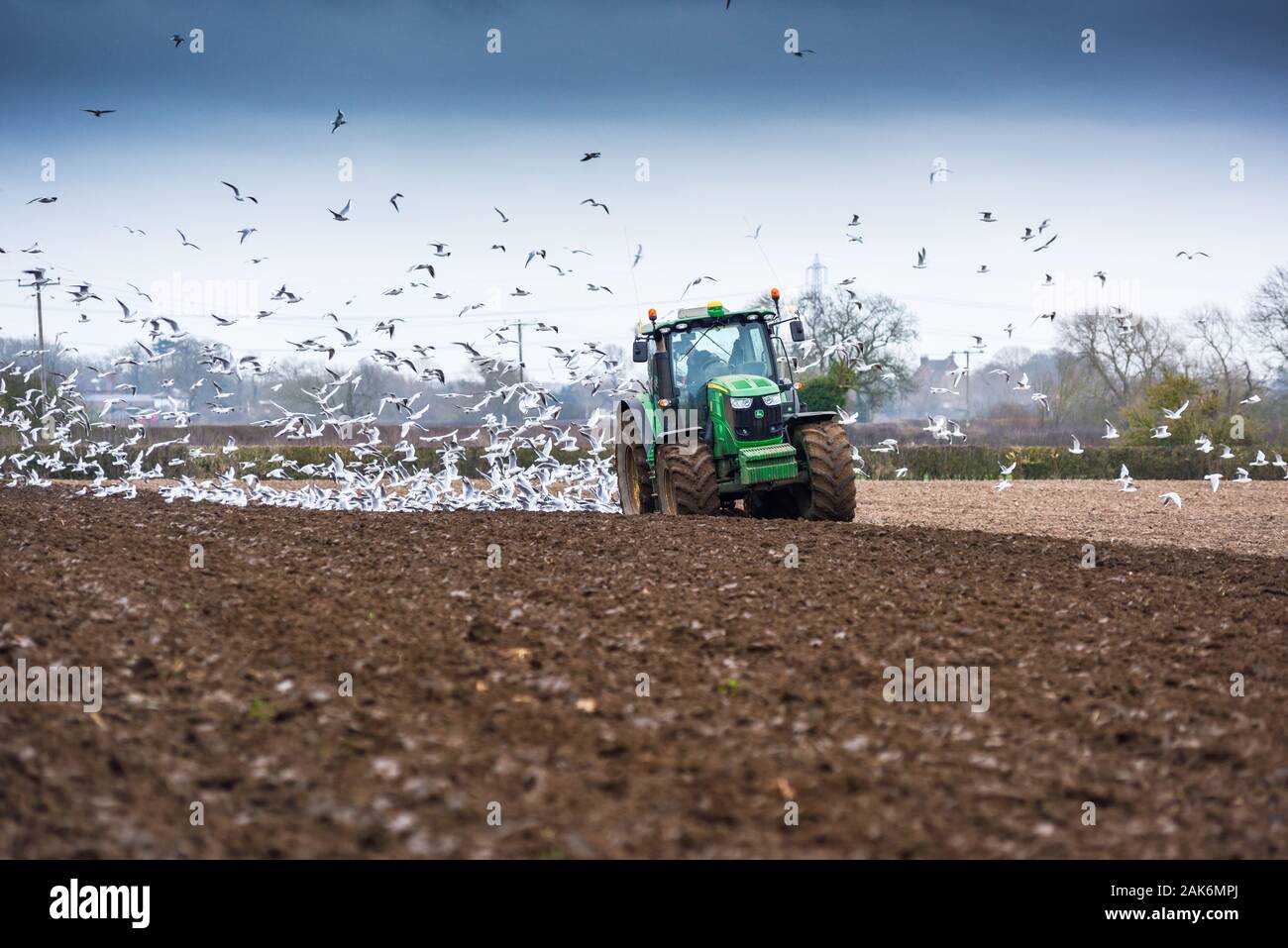 John Deere Grün Traktor Pflügen auf der Nottinghamshire Lincolnshire, Großbritannien. Stockfoto